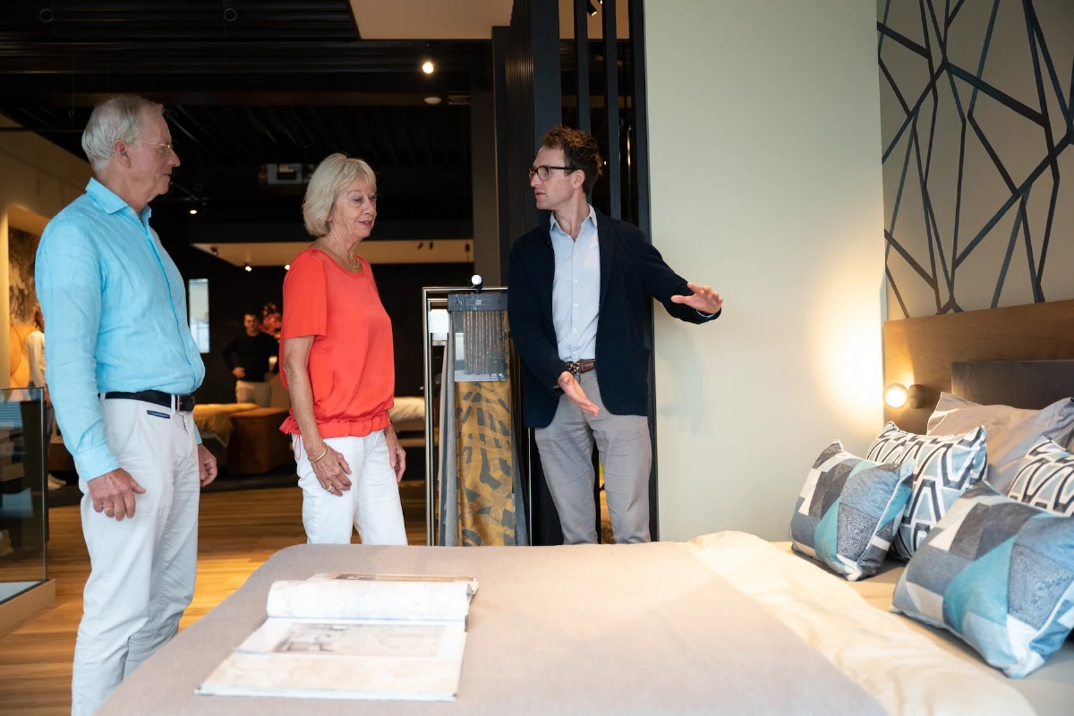 Adviesgesprek in de showroom van De Suite