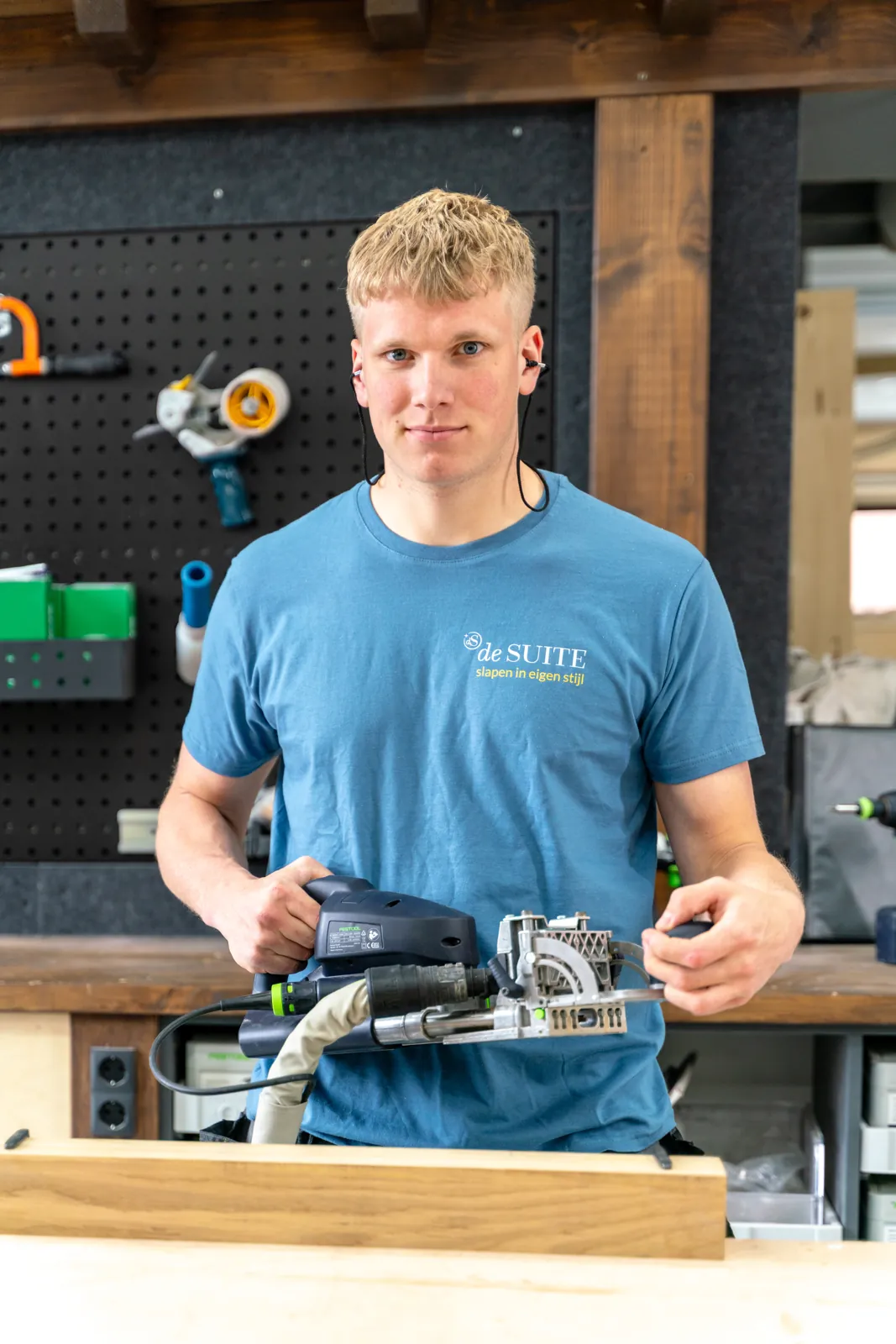 Houten onderdeel met de hand schaven