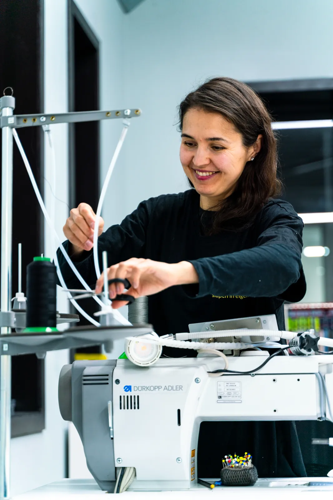 De stikmachine inrijgen in het atelier