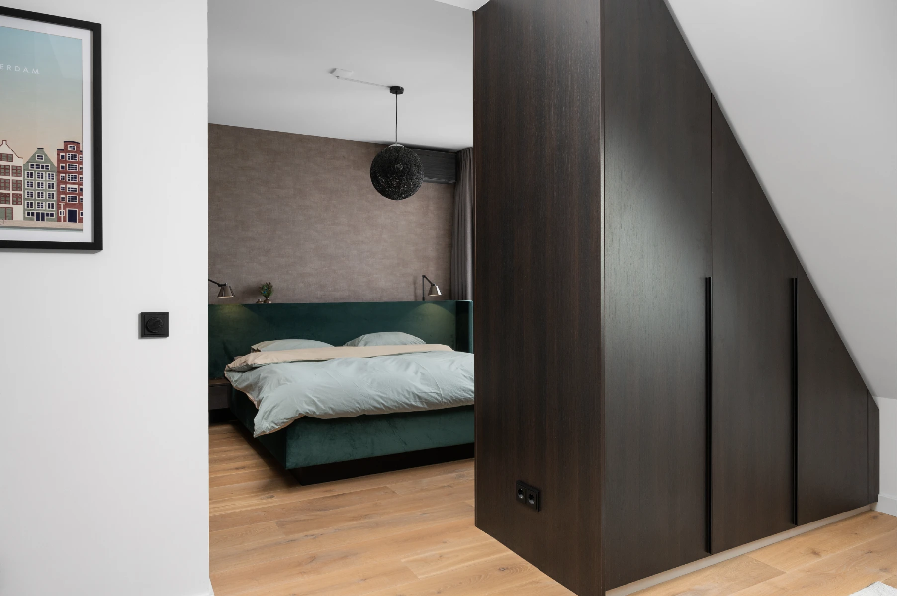 Hotel chique slaapkamer met luxe bed en inloopkast