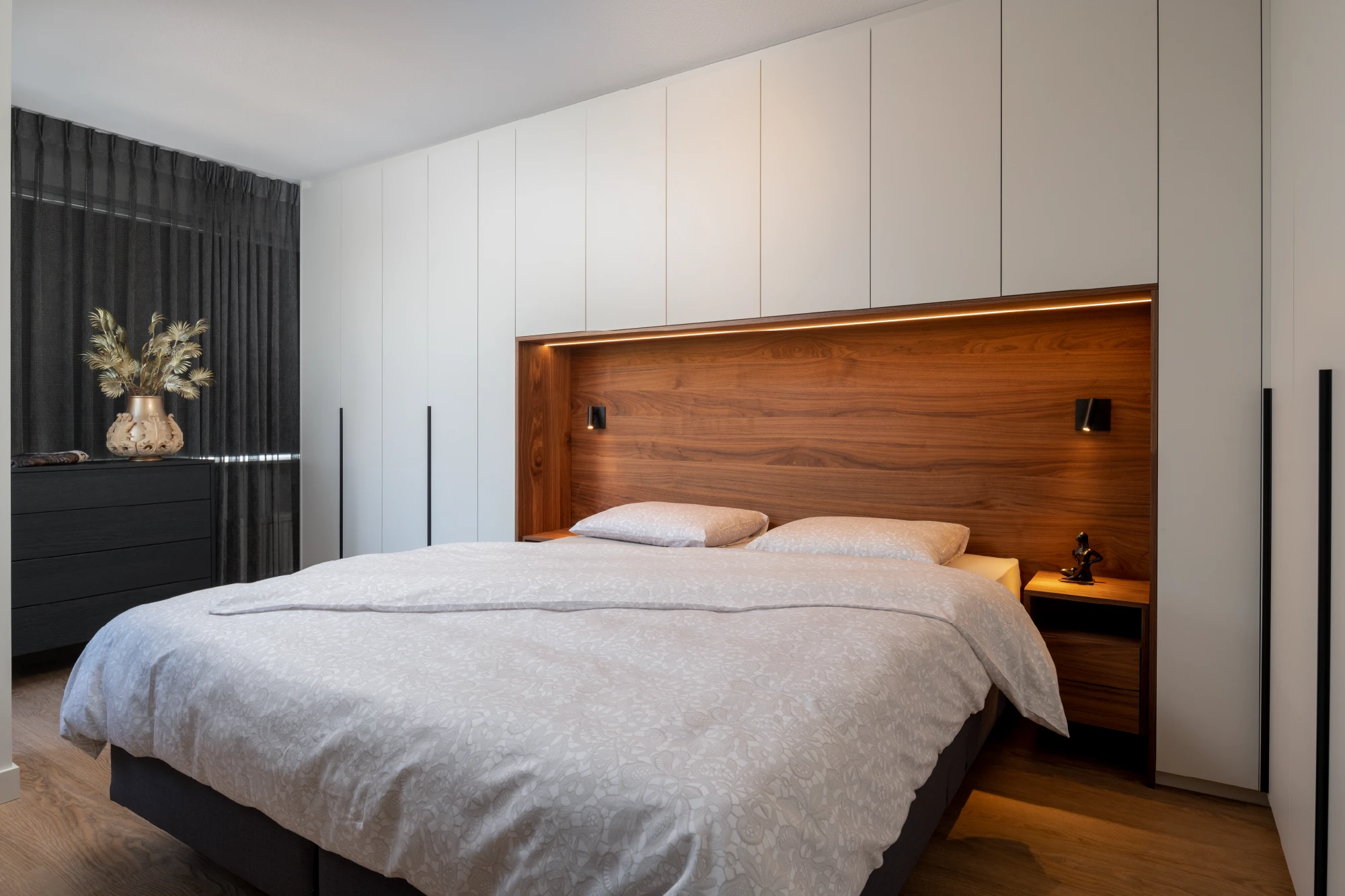 Bed met kastombouw