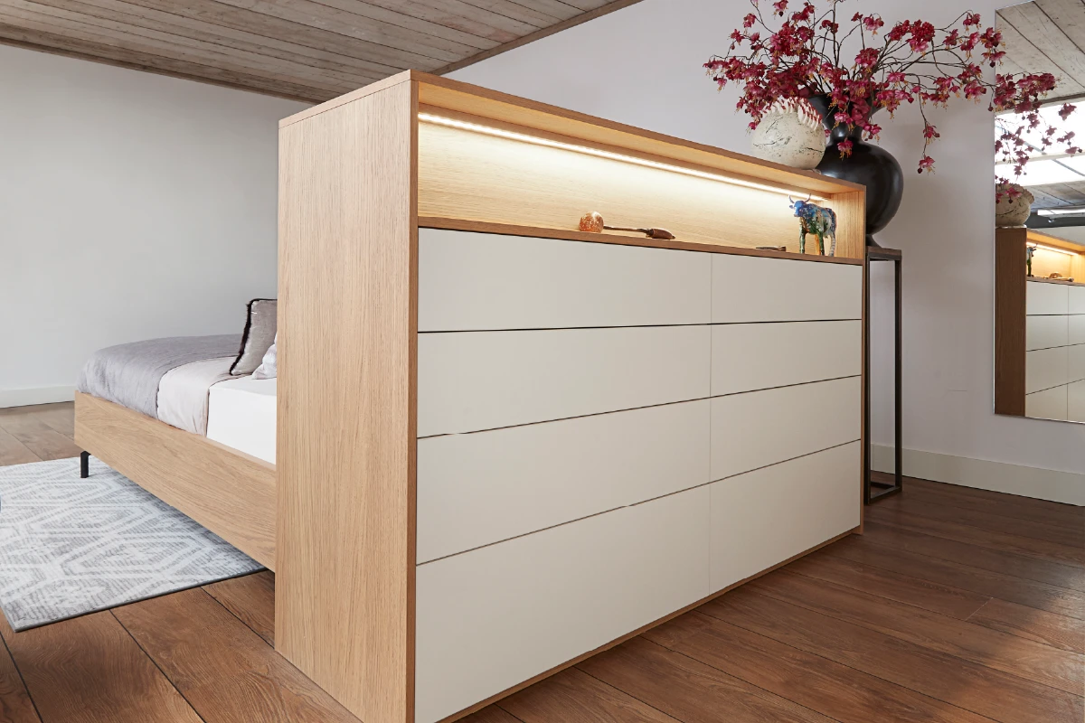 Ladekast achter bed