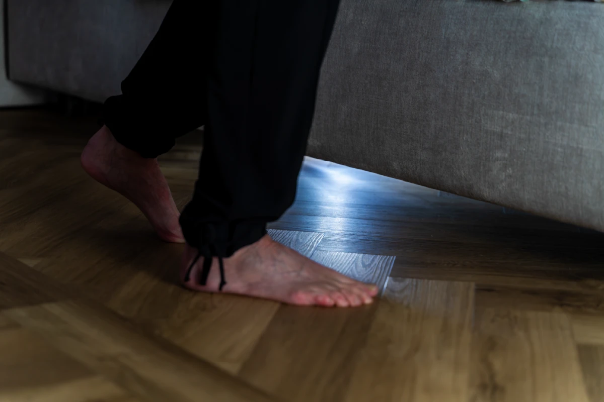 Uitstapverlichting onder bed