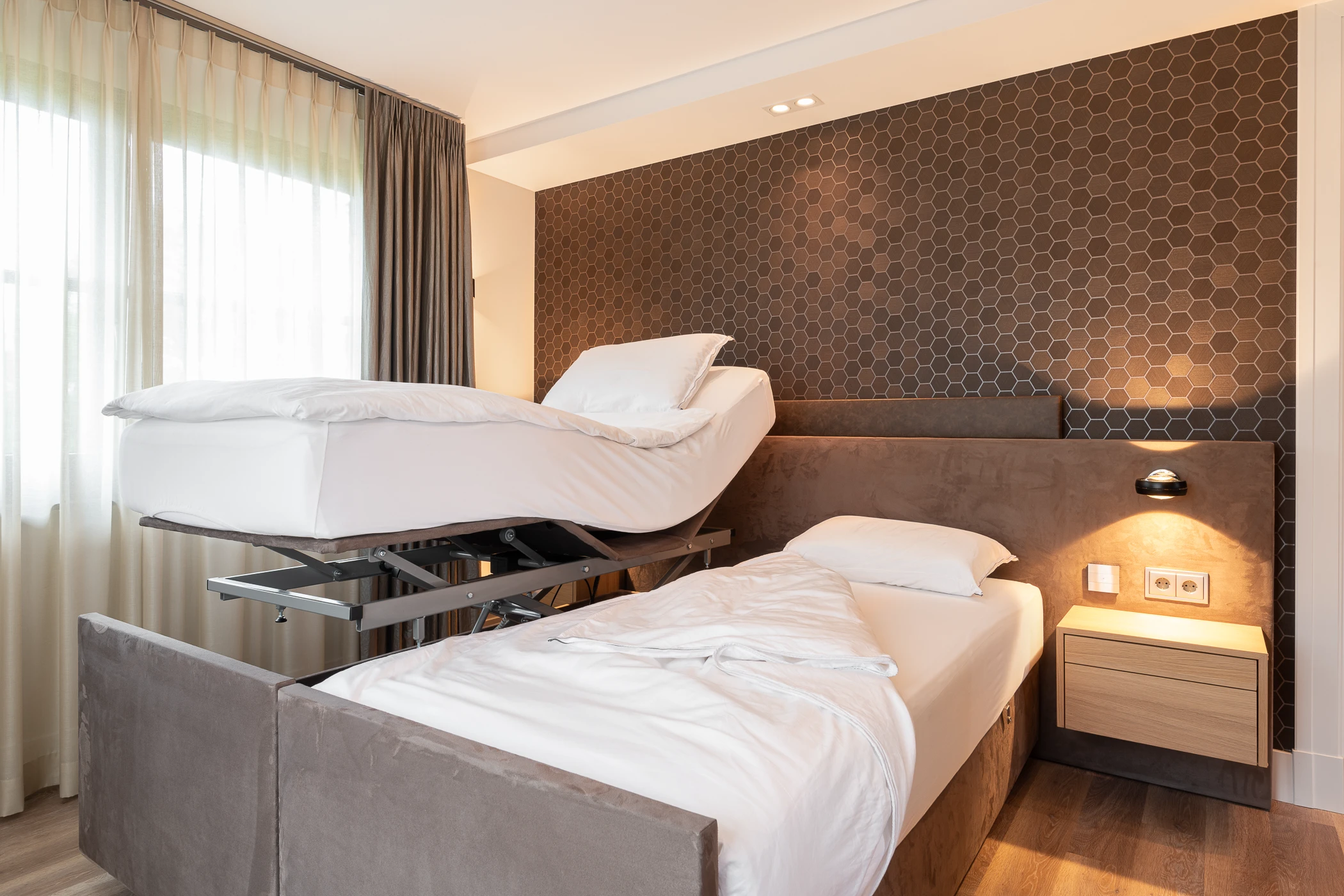Hotelchique slaapkamer met hoog laag bed