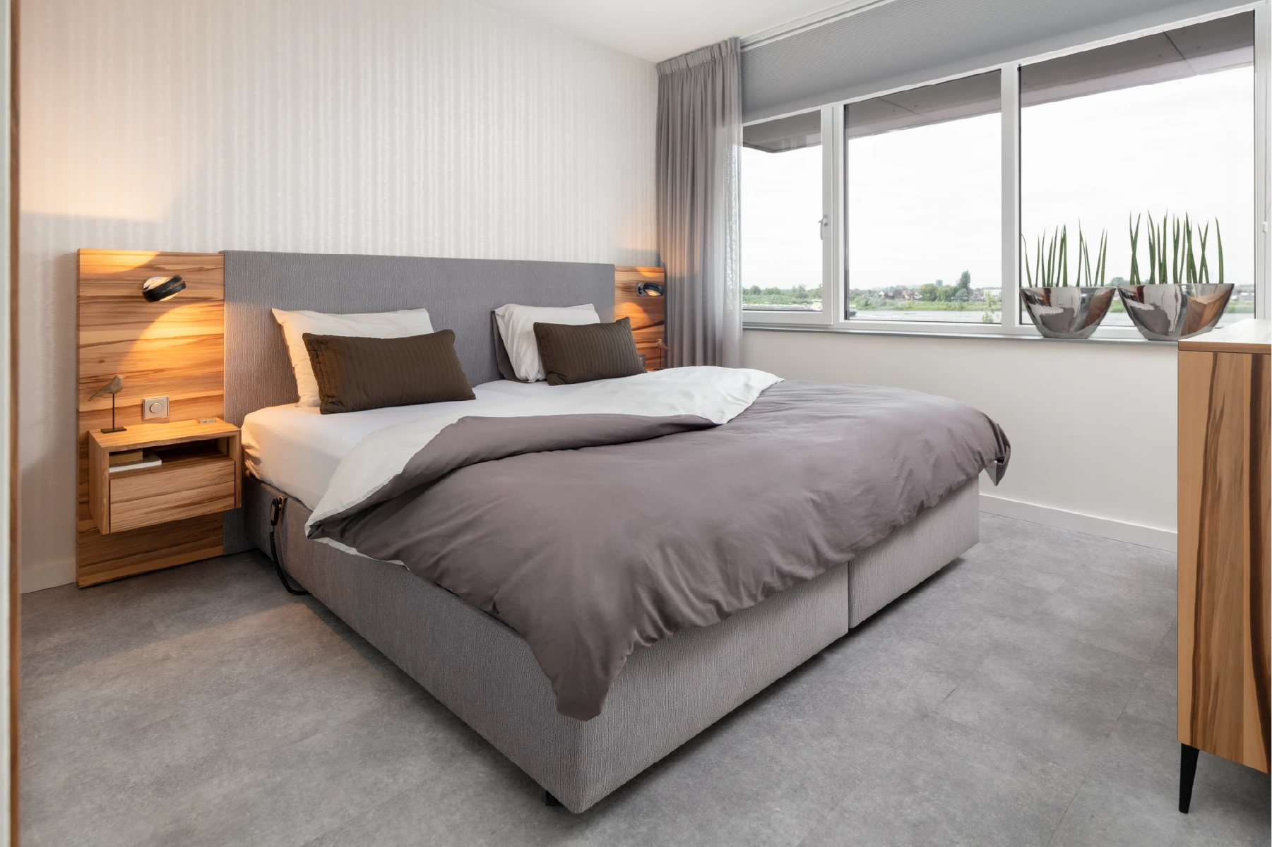 Luxe slaapkamer met inbouwkasten en TV-meubel