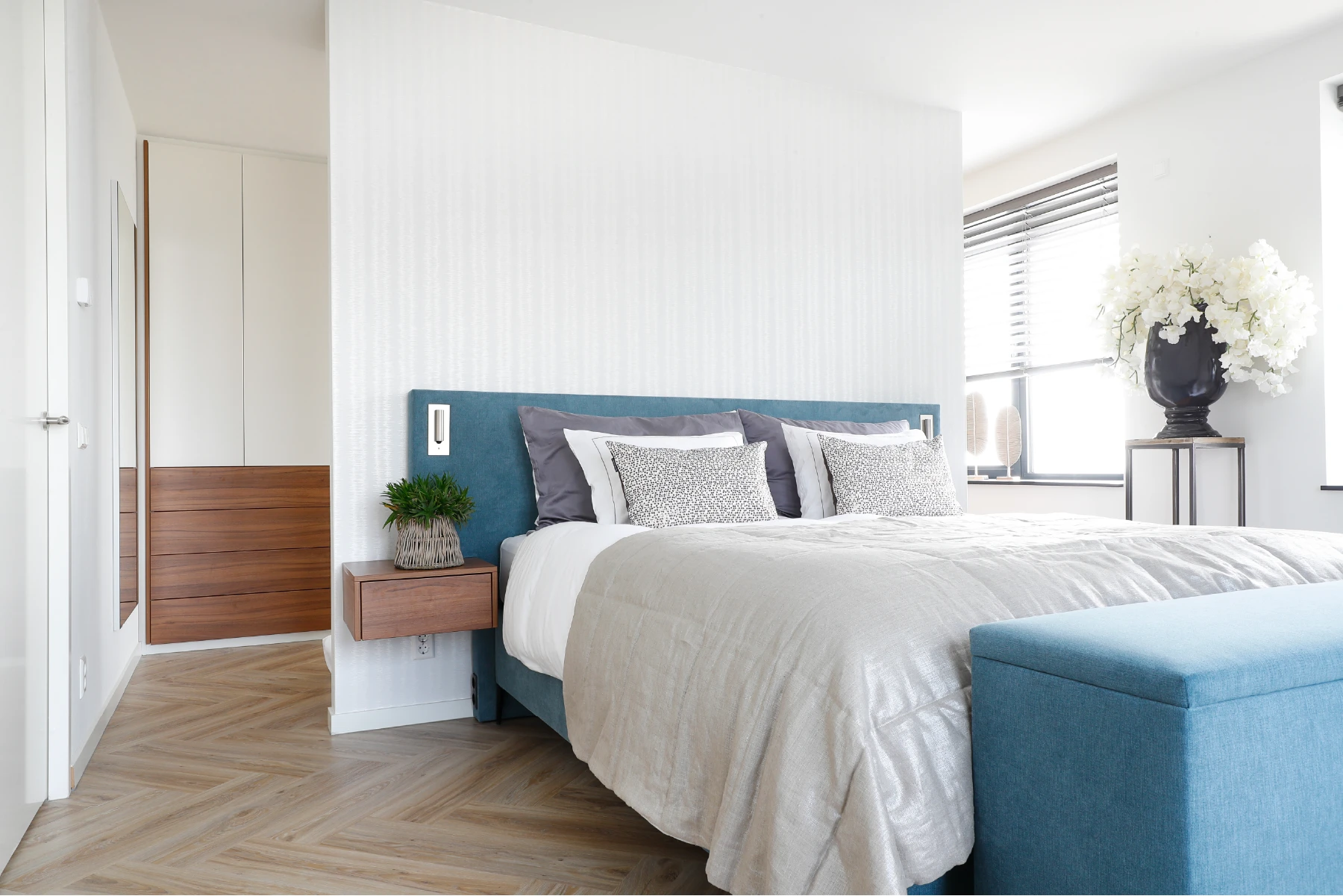 Slaapkamer met inloopkast achter bed