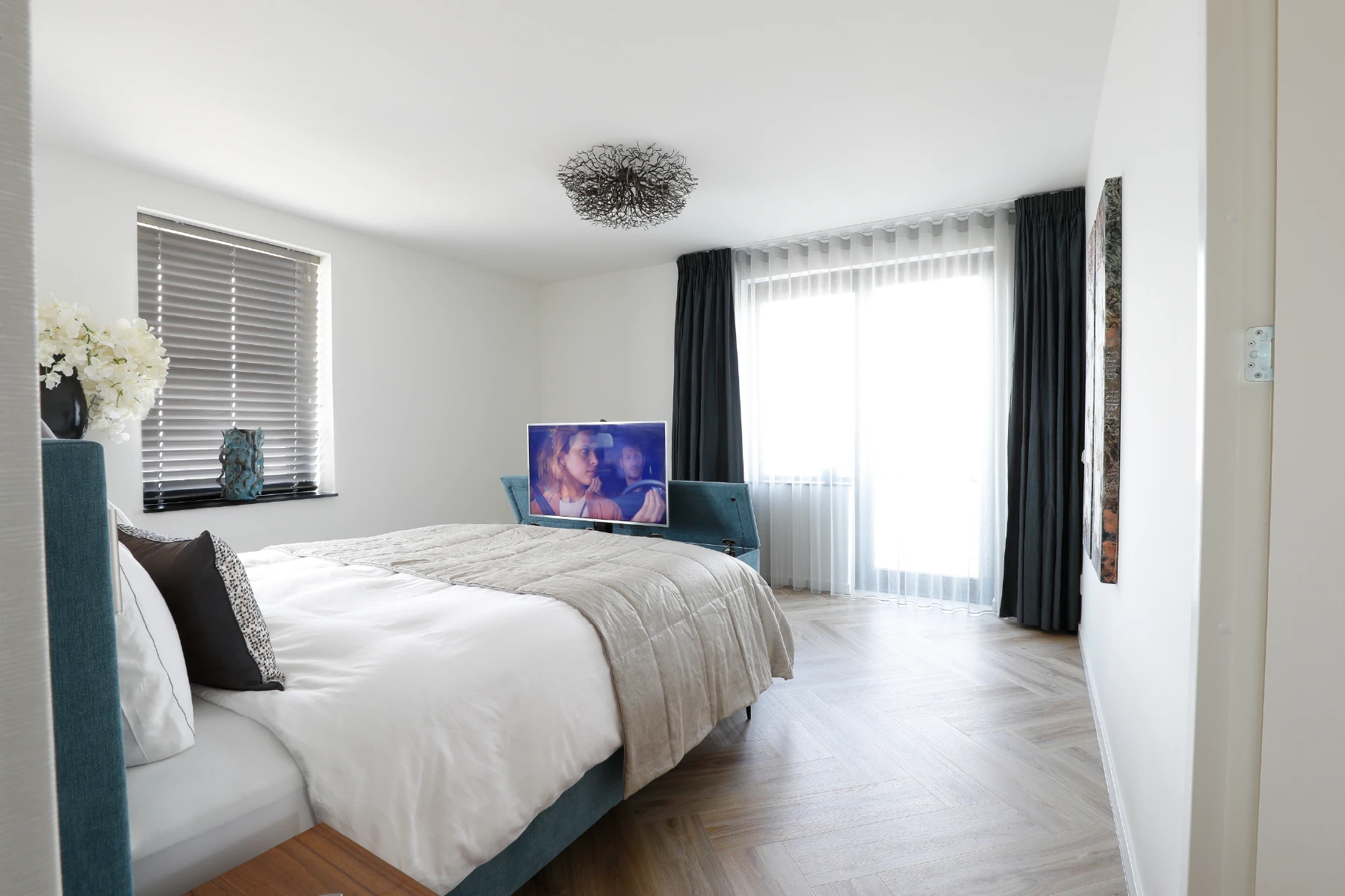 Slaapkamer met inloopkast achter bed