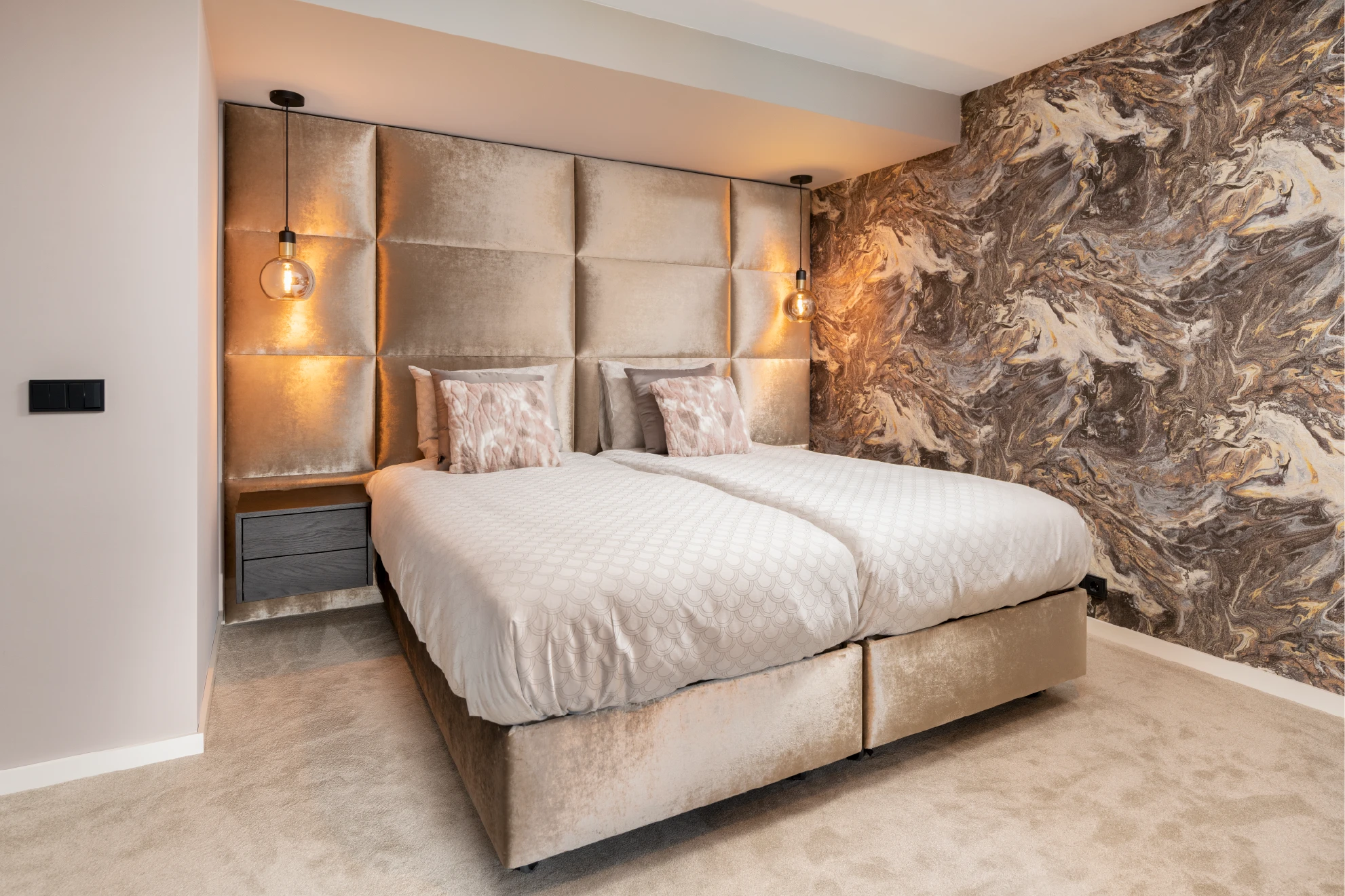 Hotelchique slaapkamer met inloopkast