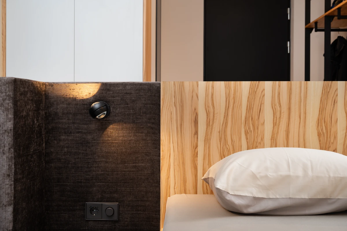 Loft slaapkamer met houten design bed