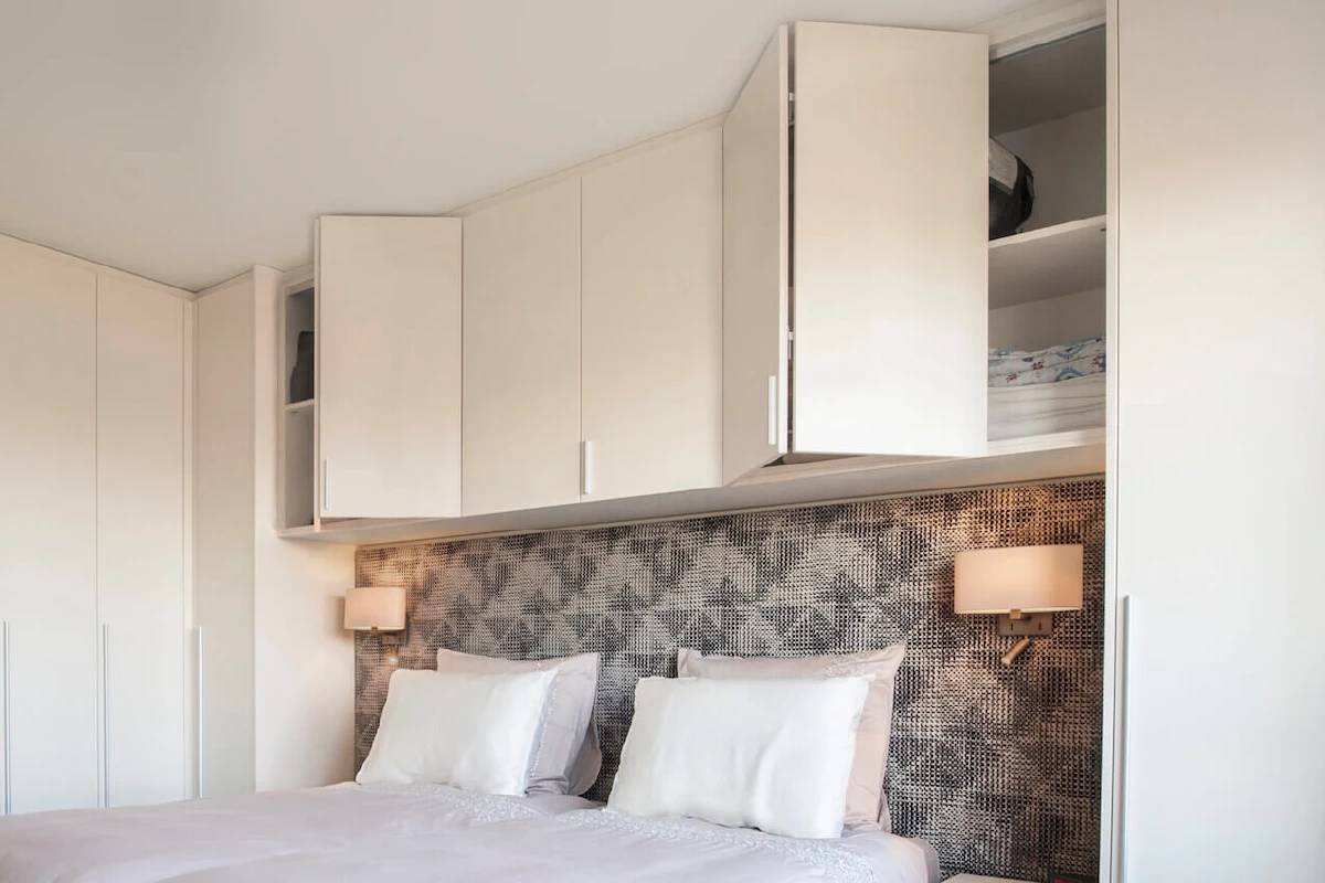Detail van de brugkast met deuren boven het bed