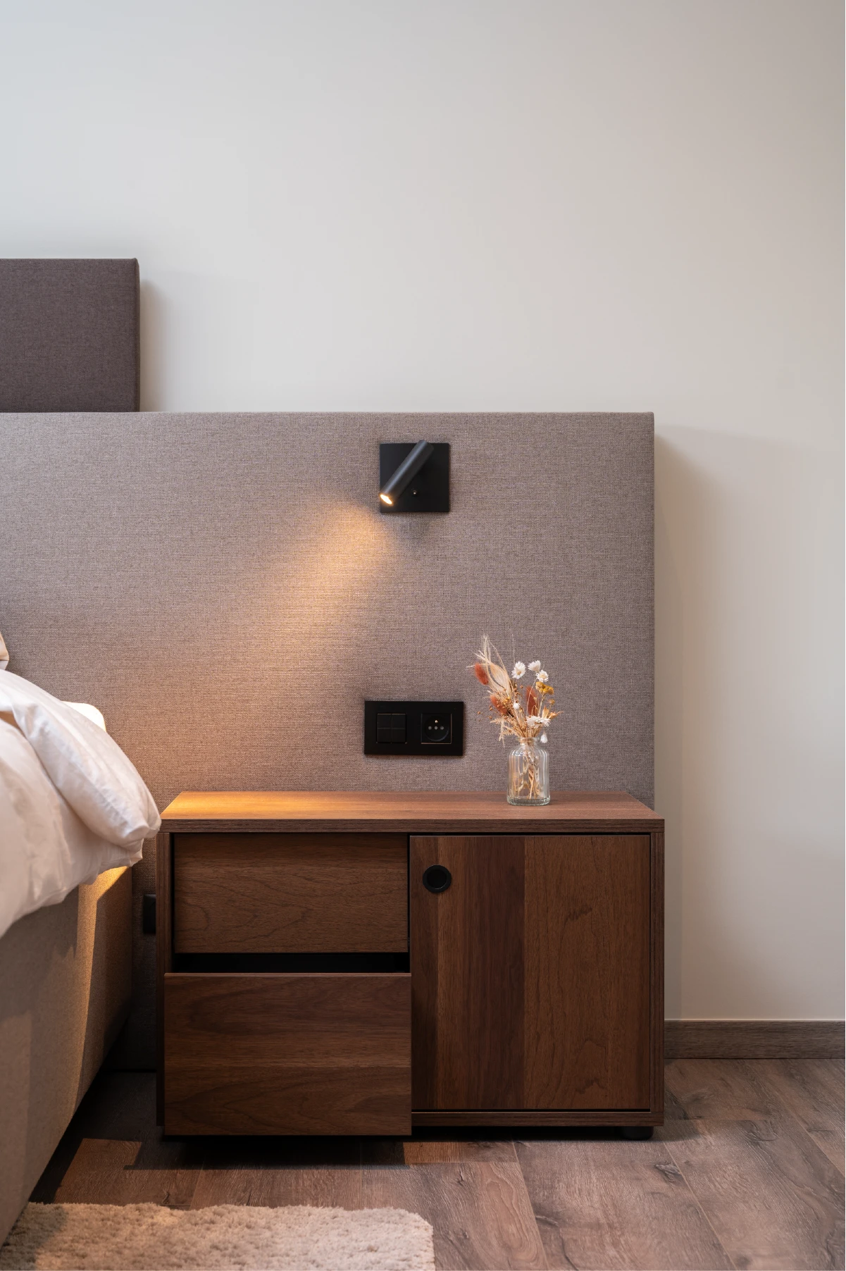 Moderne slaapkamer met schuifdeurkast