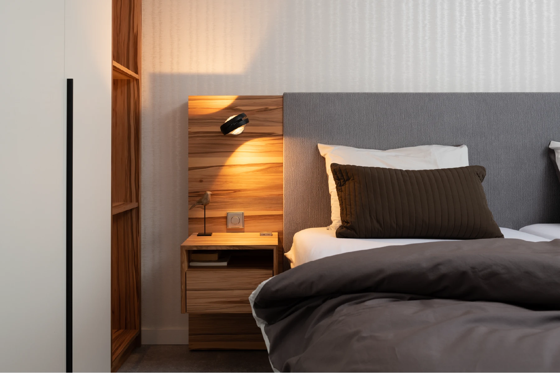 Luxe slaapkamer met inbouwkasten en TV-meubel