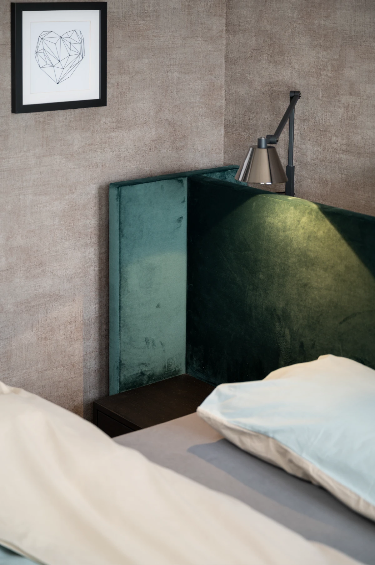 Hotel chique slaapkamer met luxe bed en inloopkast
