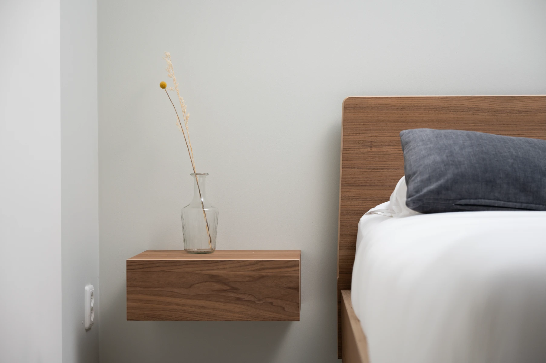 Moderne slaapkamer met inloopkast