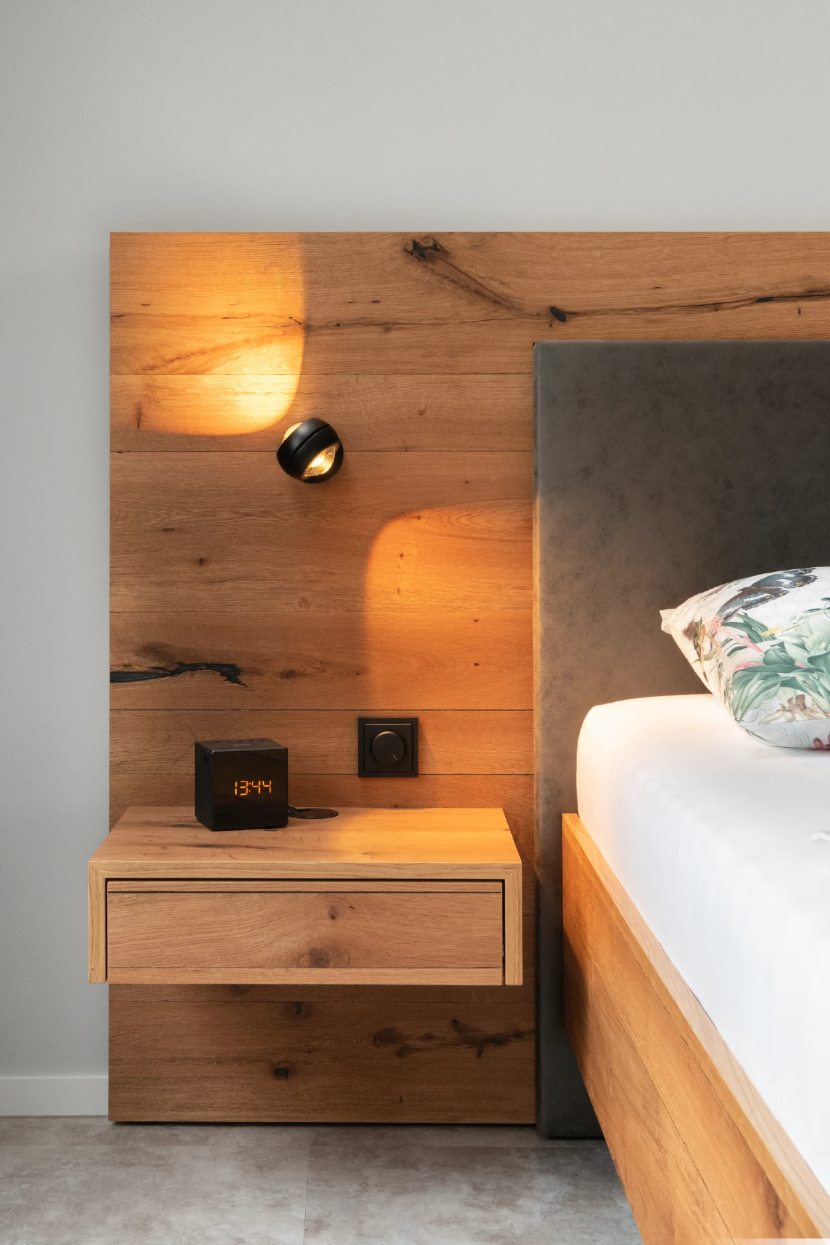 Moderne slaapkamer met houten bed