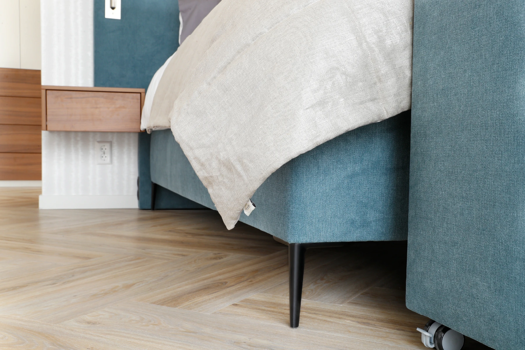 Slaapkamer met inloopkast achter bed