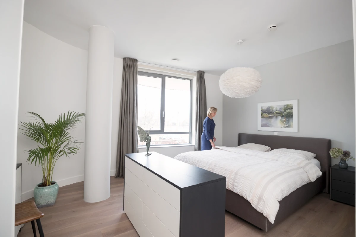 Room divider met lades die het slaapgedeelte van het kleedgedeelte scheidt
