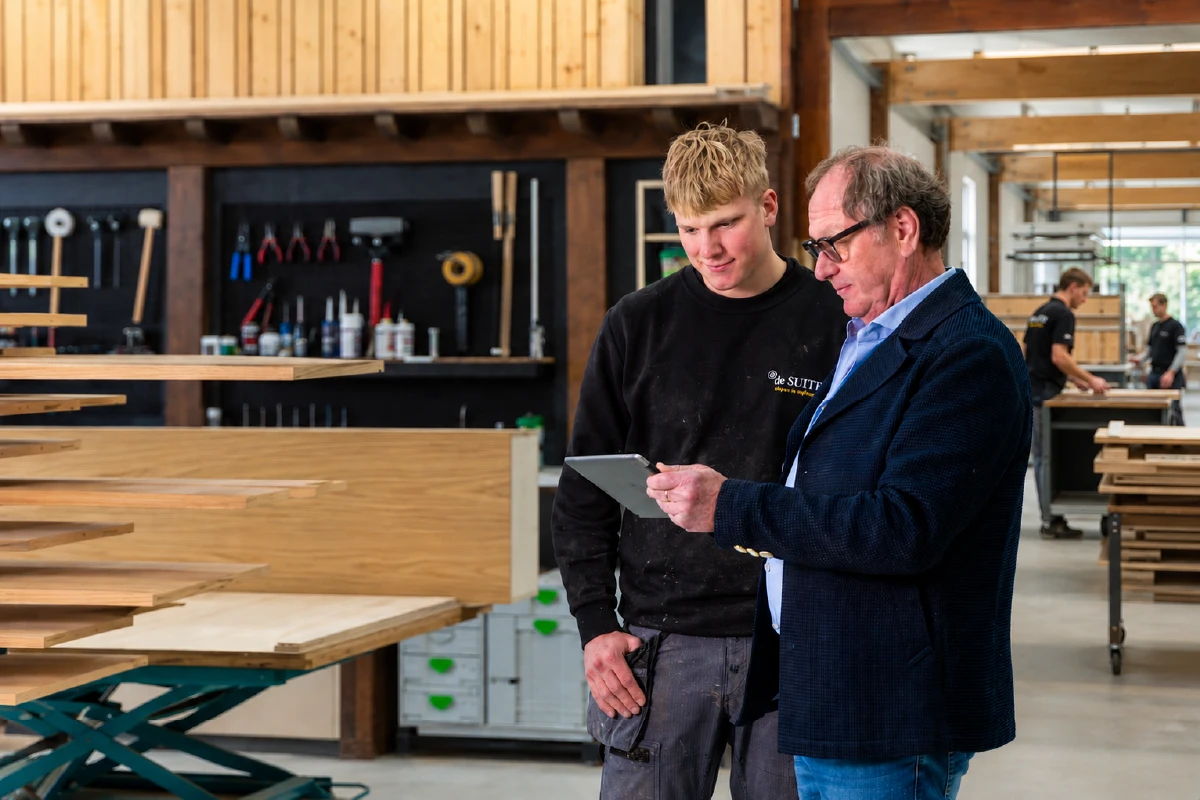 Wim en Luc aan het werk in het atelier