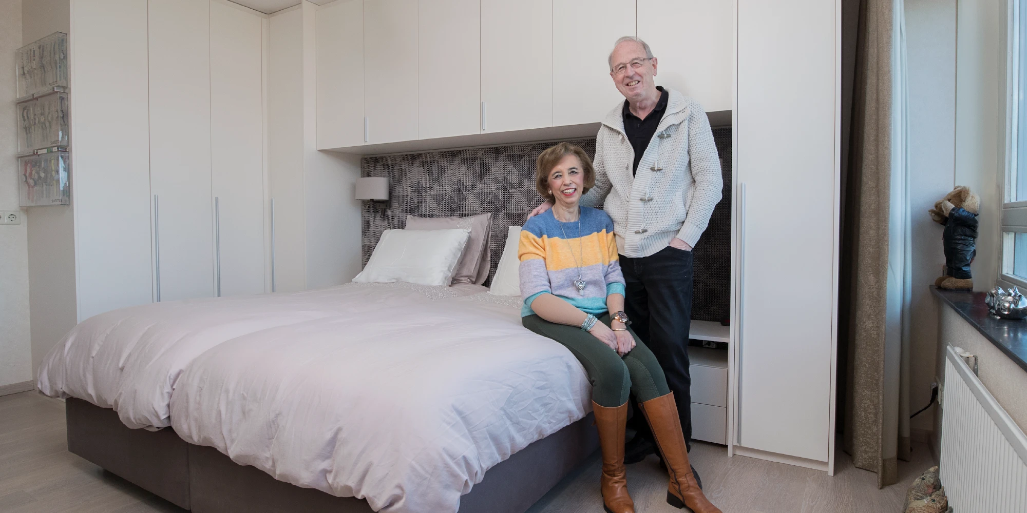 De slaapkamer van Ruud en Magda met hoog-laag bed en kastombouw