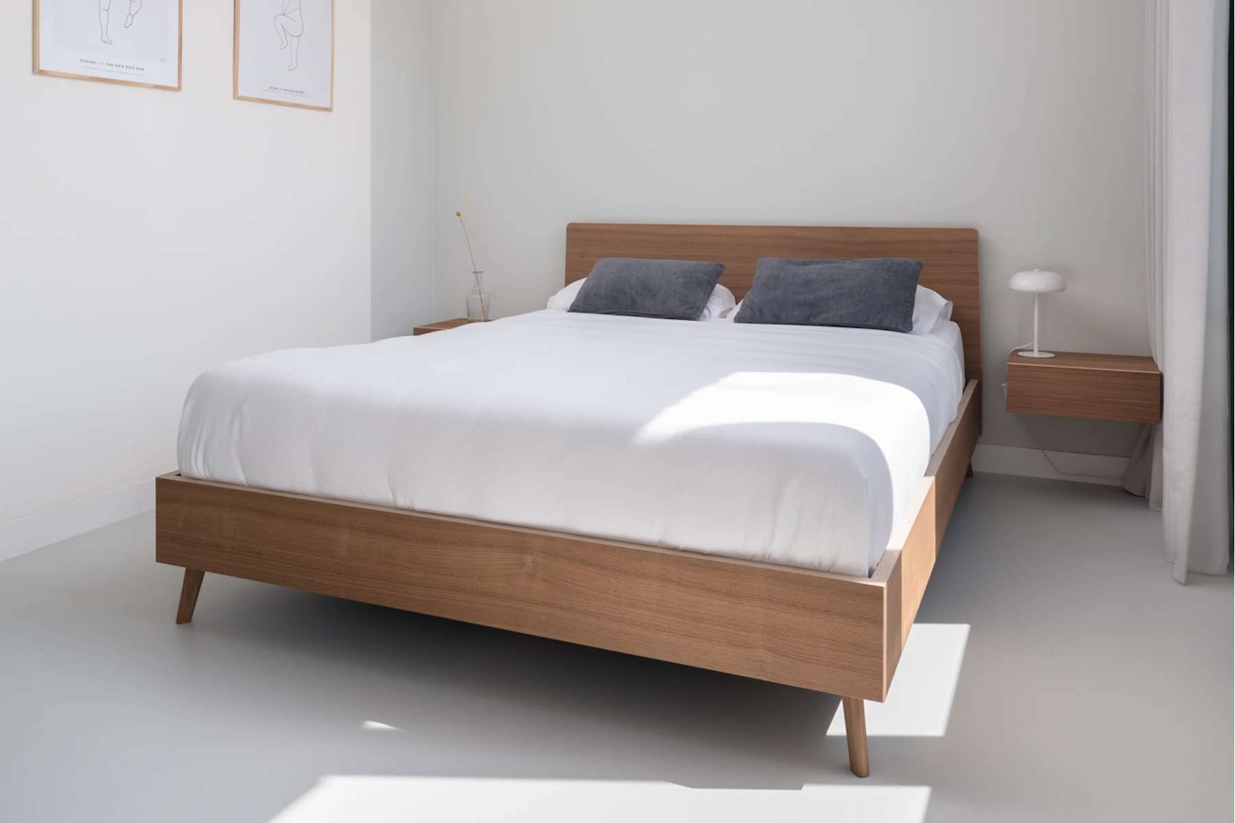 Design bed in notenhout