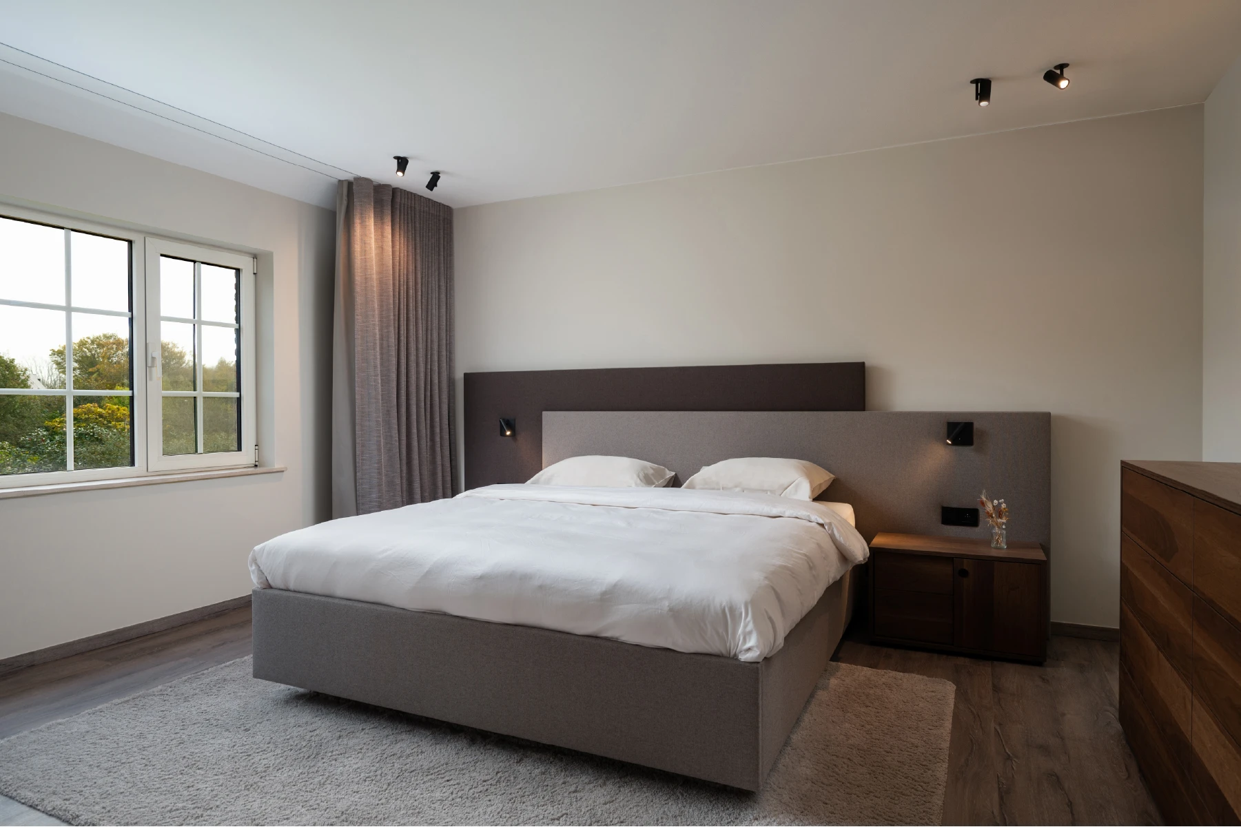 Moderne slaapkamer met schuifdeurkast
