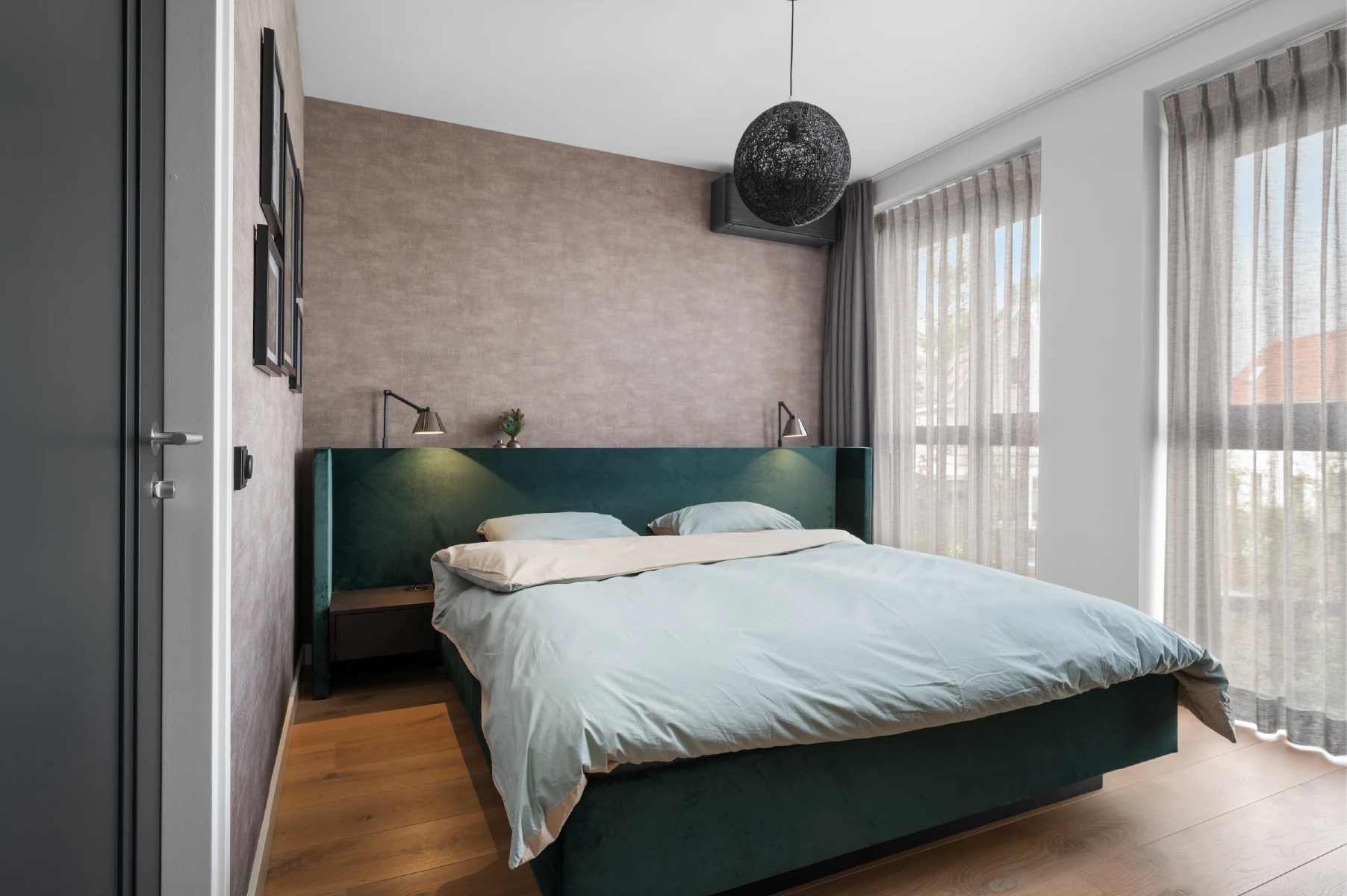 Hotel chique slaapkamer met luxe bed en inloopkast