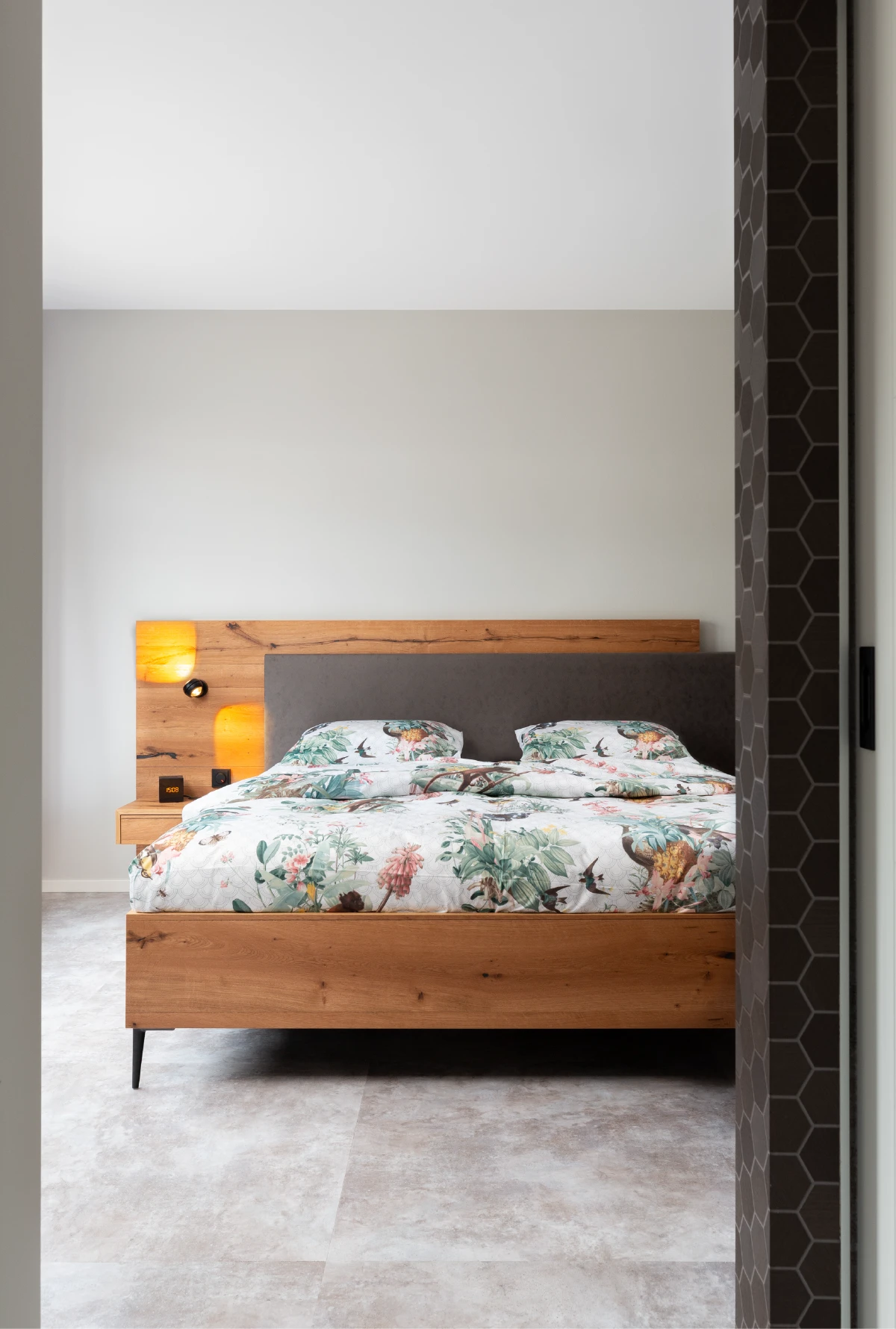 Moderne slaapkamer met houten bed