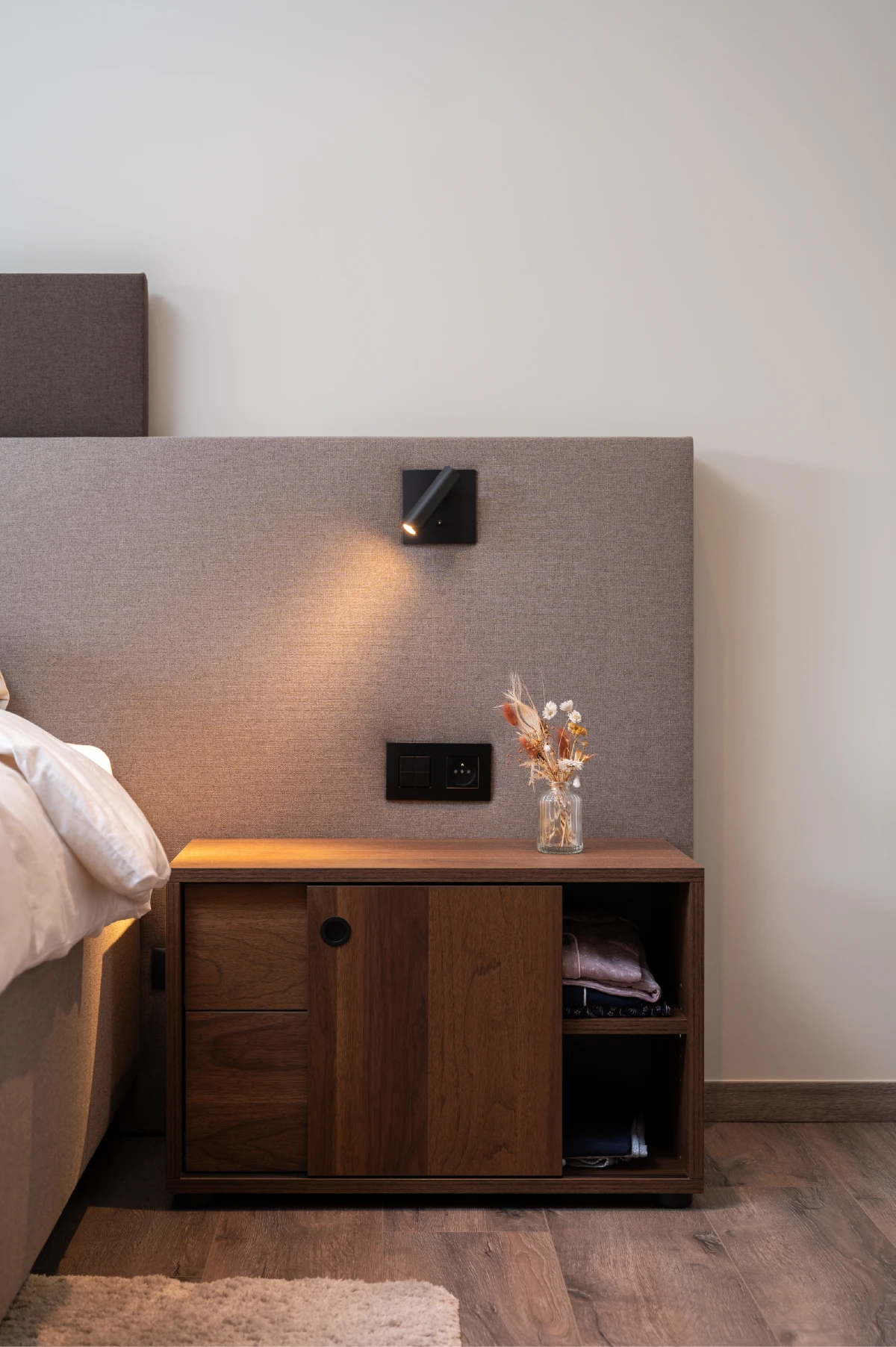 Moderne slaapkamer met schuifdeurkast