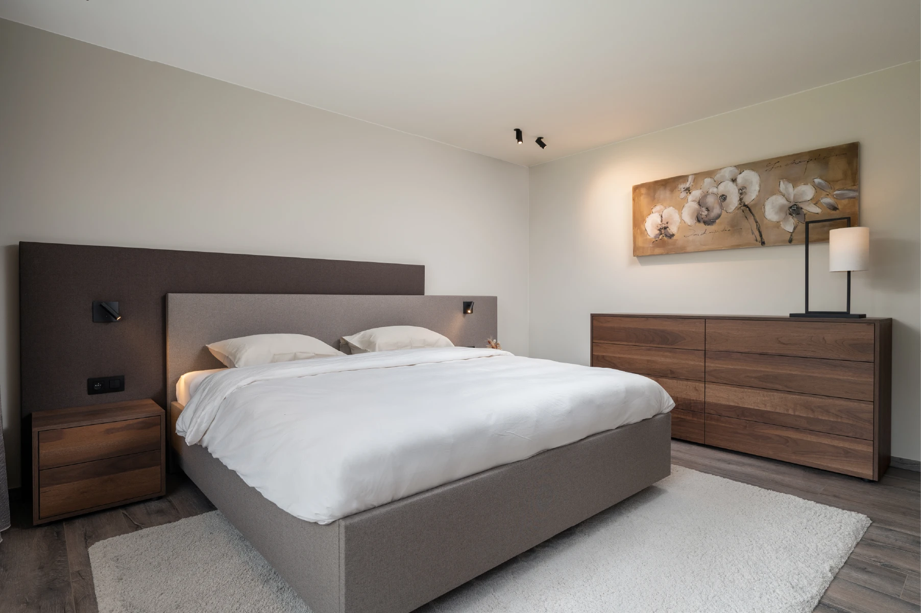 Moderne slaapkamer met schuifdeurkast