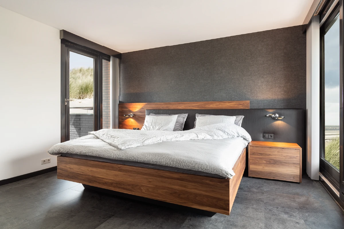 Houten ombouw in notenhout