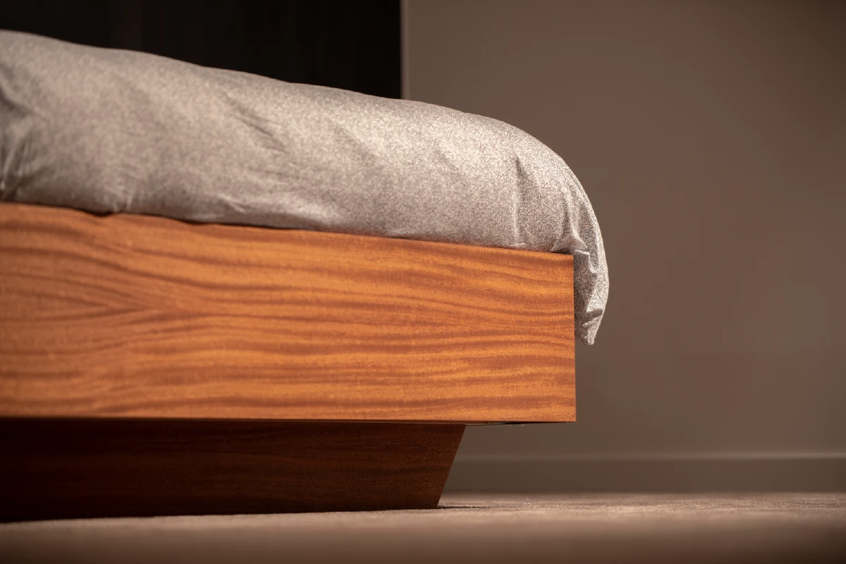 Schuine plint onder het bed