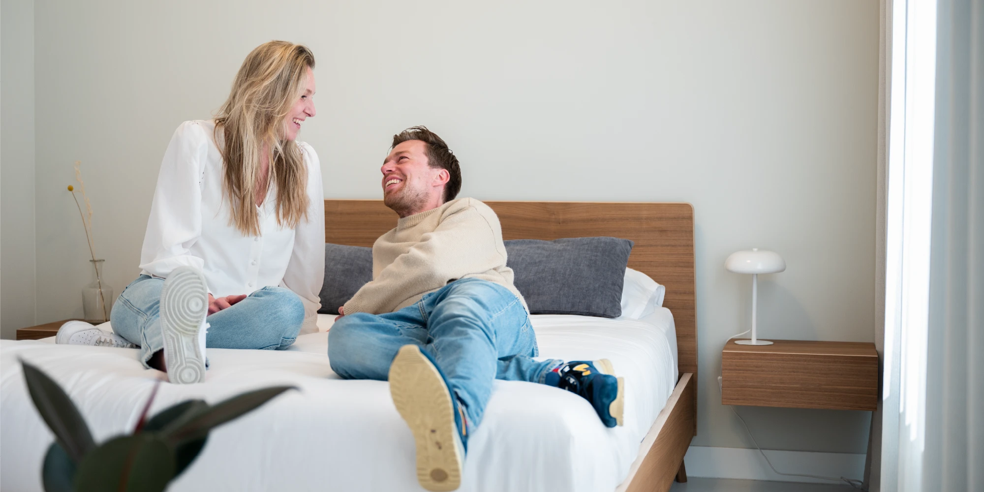 Egbert en Aranka met hun kinderen op bed in de moderne slaapkamer