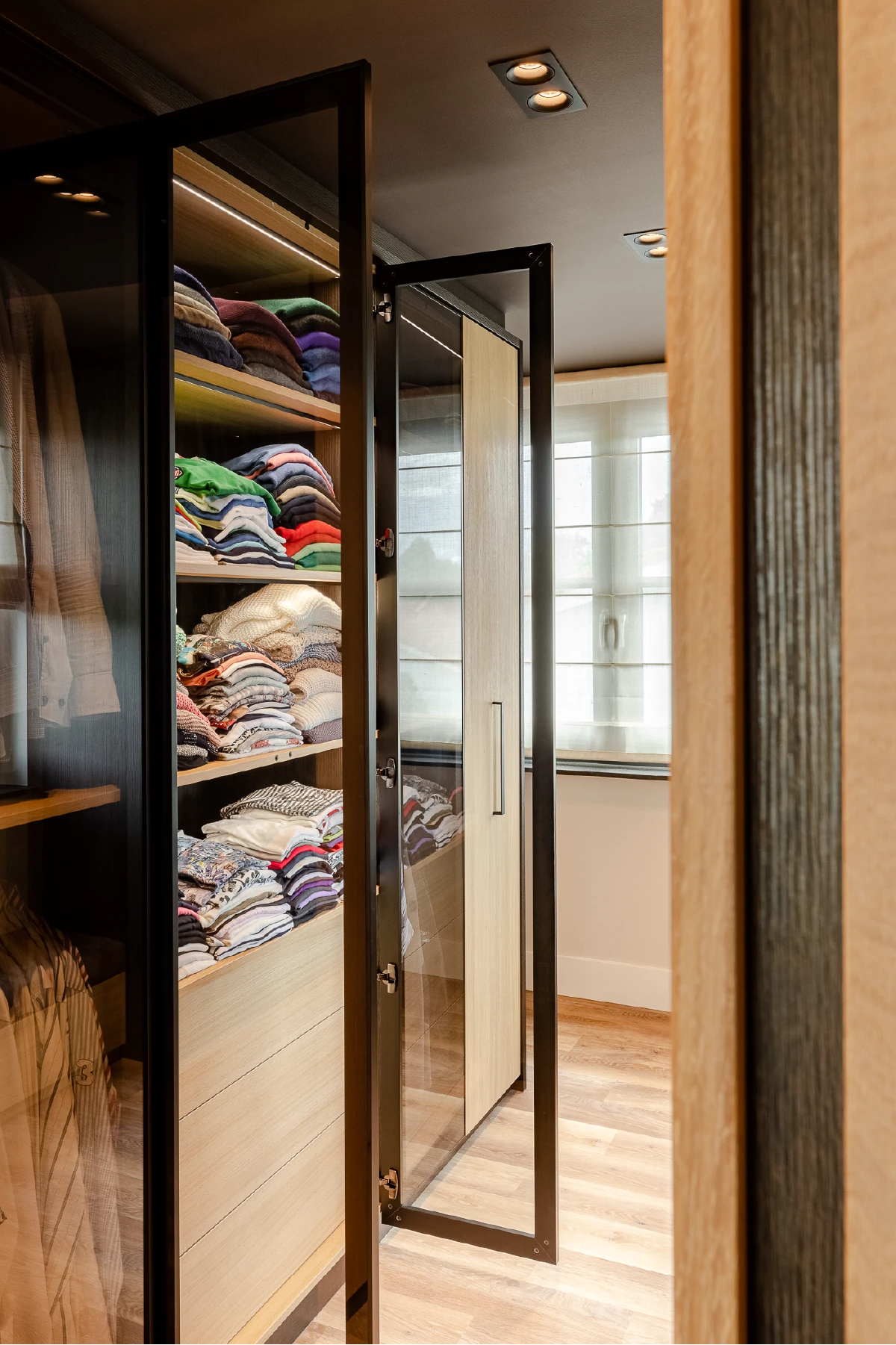 Hotelchique slaapkamer met hoog laag bed