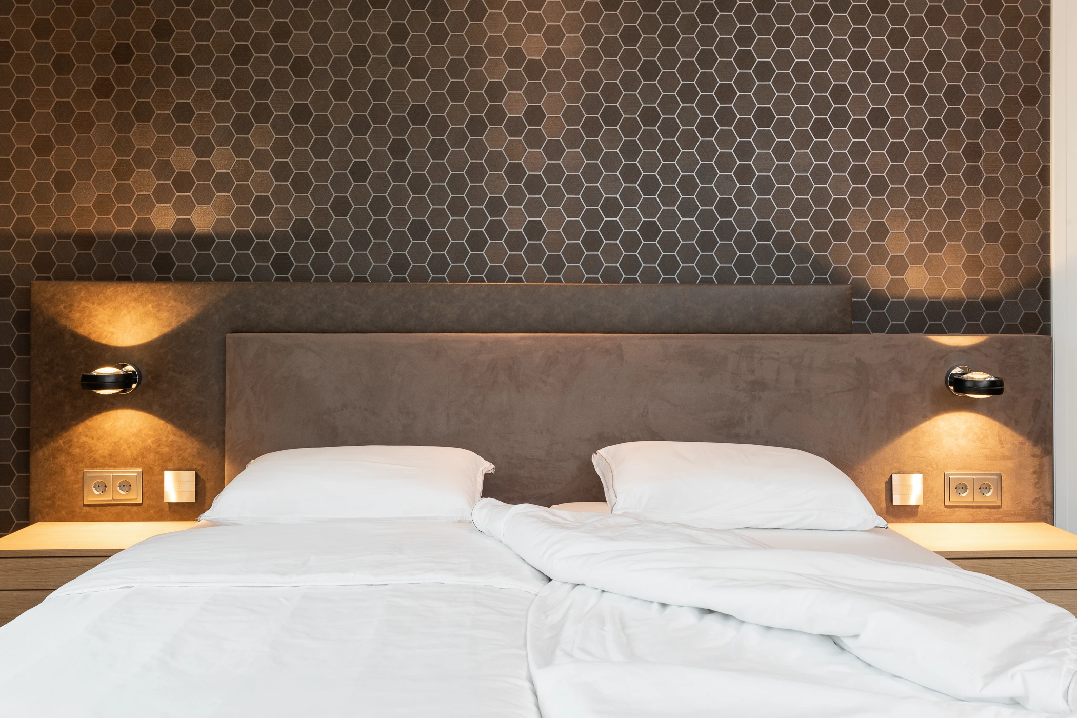 Hotelchique slaapkamer met hoog laag bed