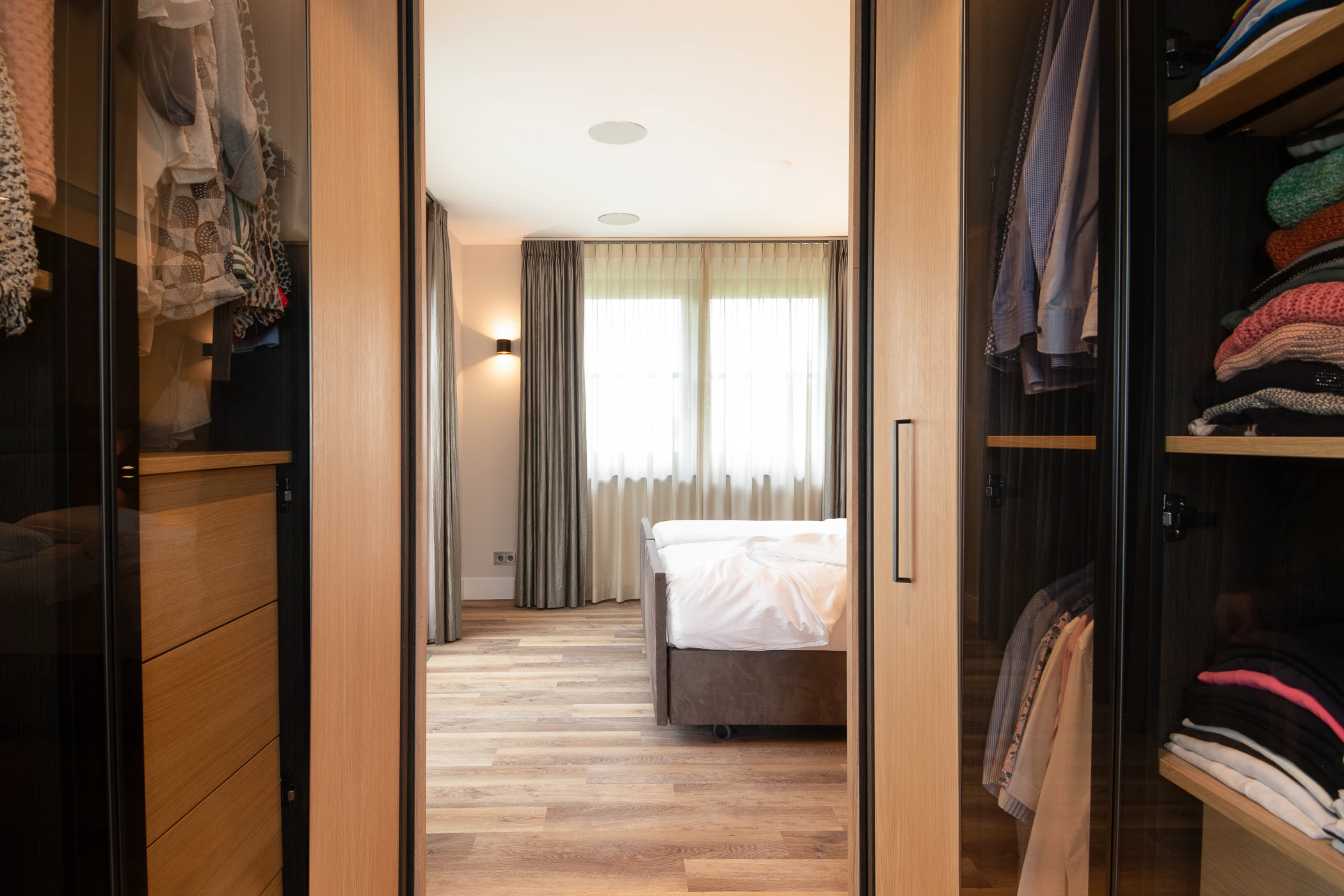 Hotelchique slaapkamer met hoog laag bed