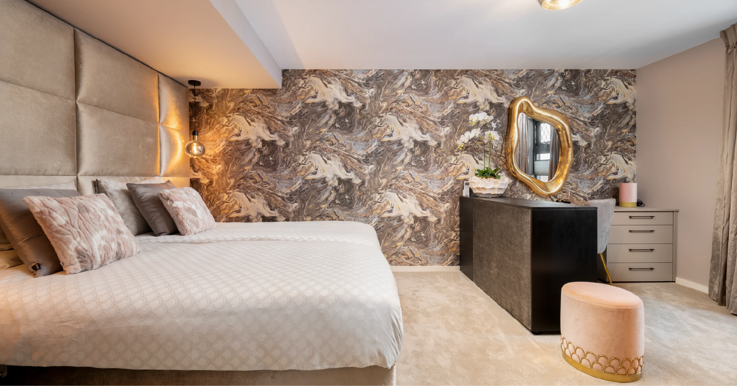 Hotelchique slaapkamer met inloopkast