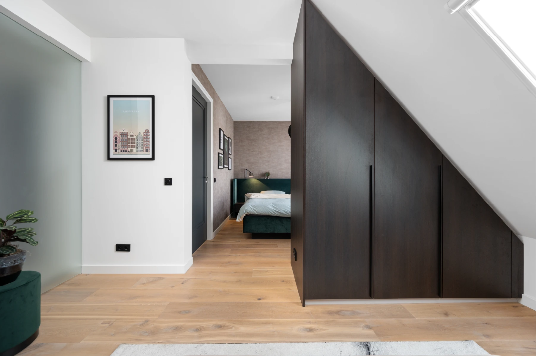Hotel chique slaapkamer met luxe bed en inloopkast