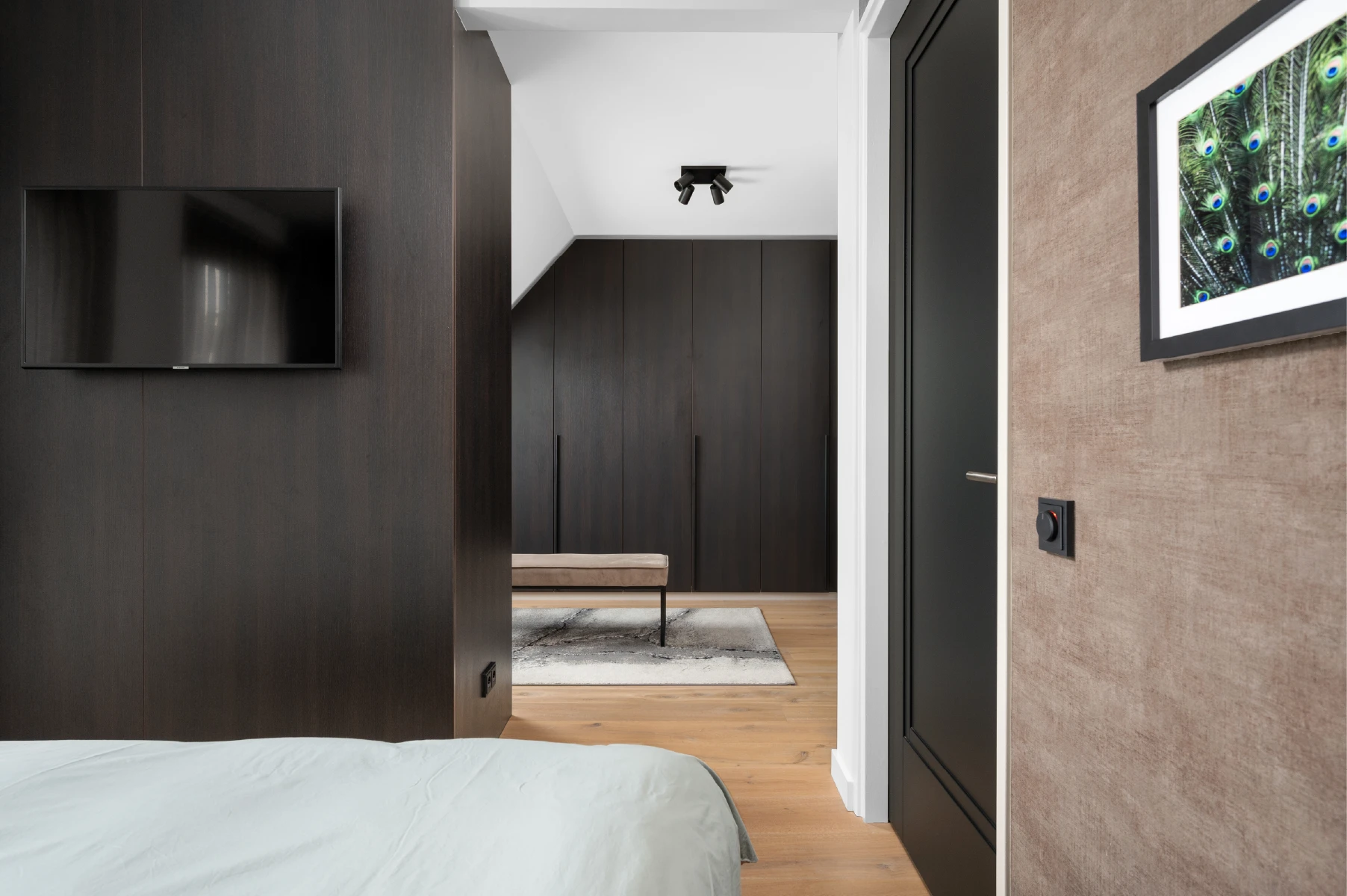 Hotelchique slaapkamer met inloopkast en deuren