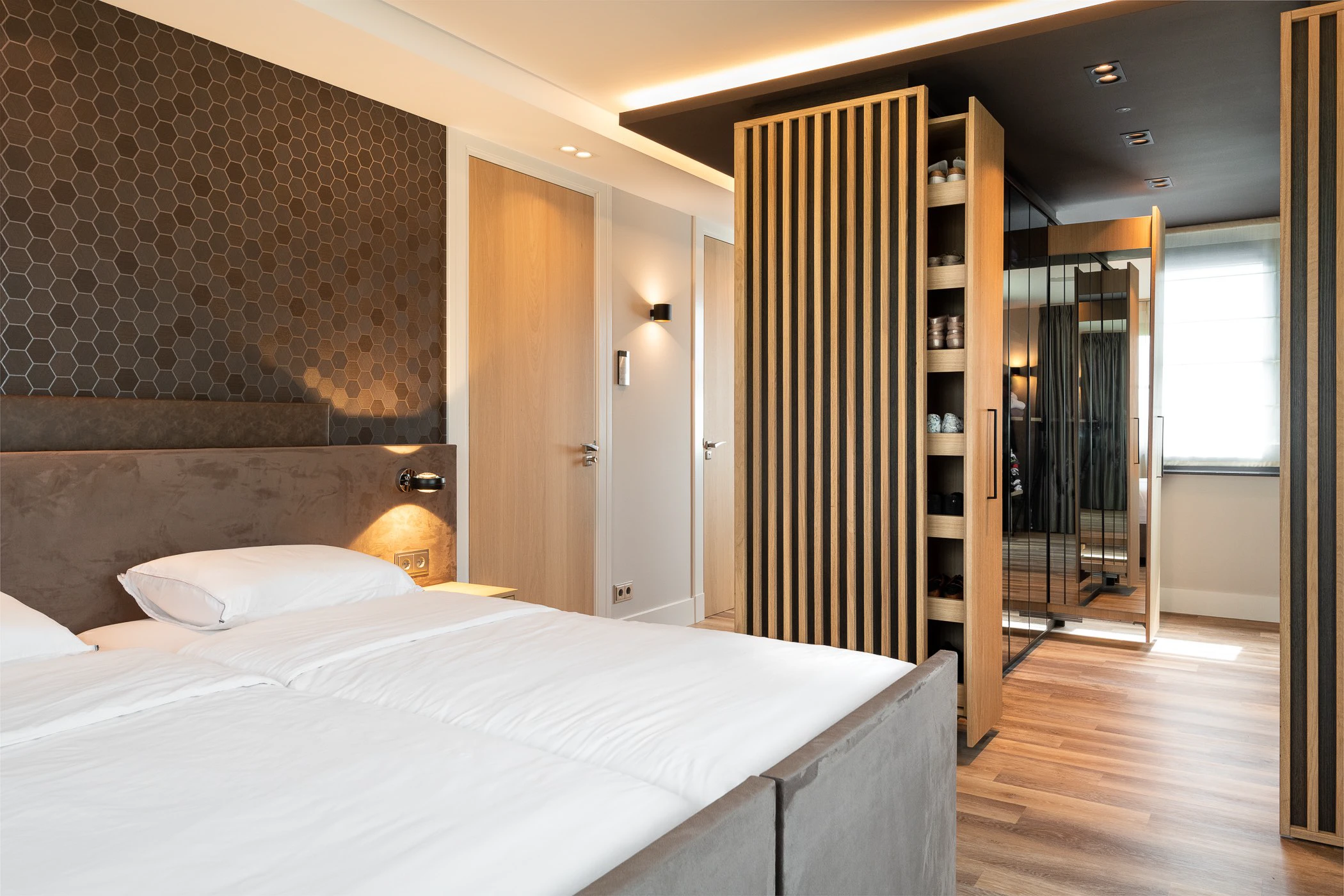 Hotelchique slaapkamer met hoog laag bed