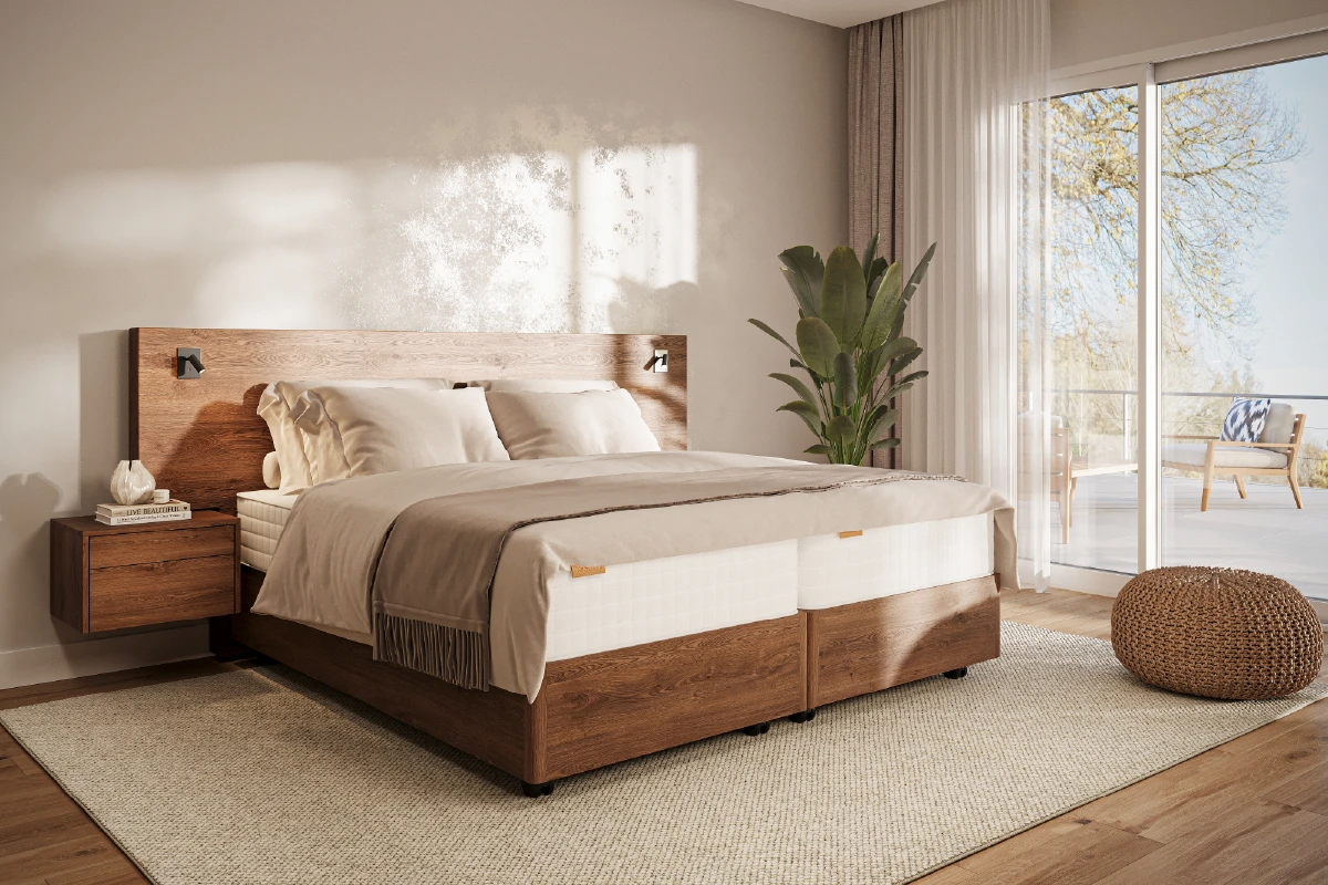 Houten bed in een rustige slaapkamer