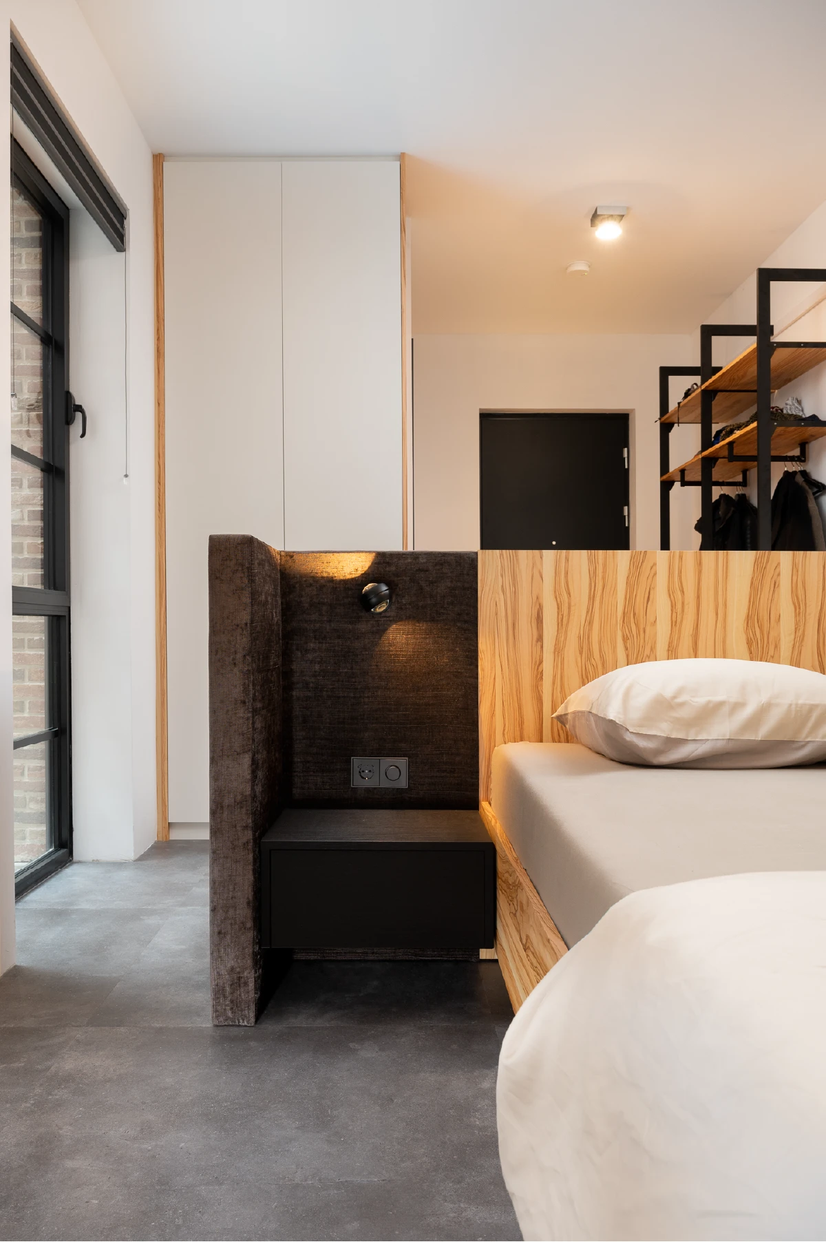 Kast achter het bed