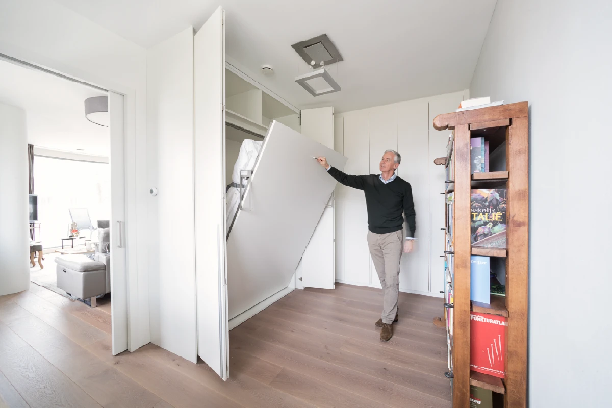 Inbouwkast met draaideuren waarin het opklapbed is weggewerkt