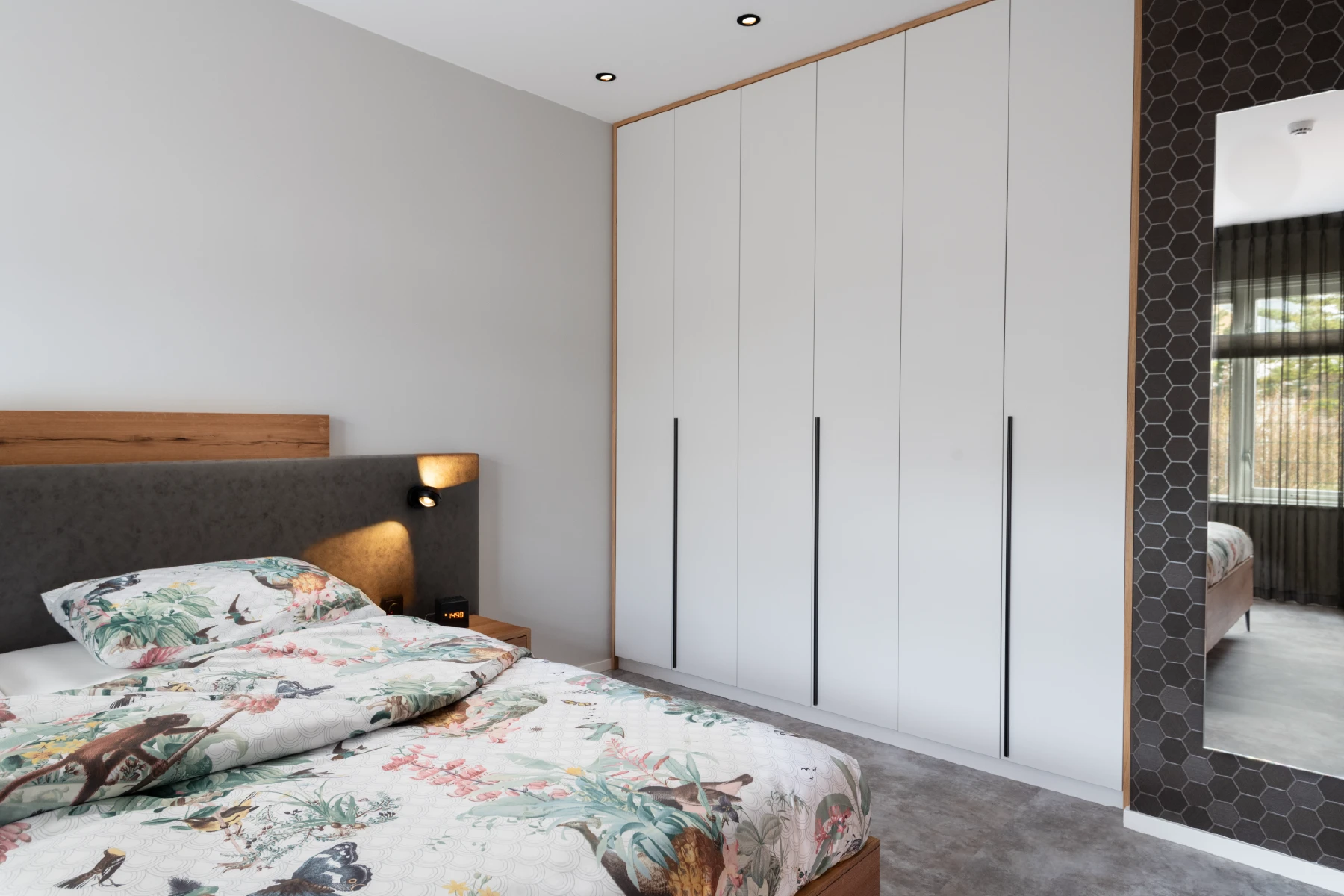 Moderne slaapkamer met houten bed