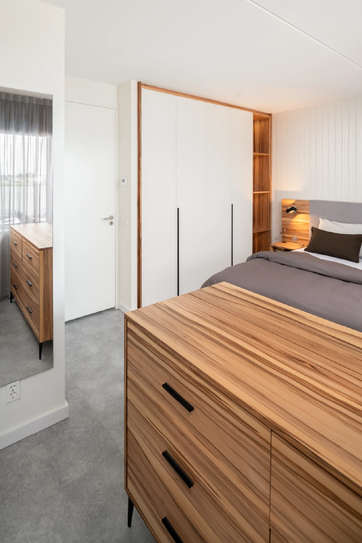 Luxe slaapkamer met inbouwkasten en TV-meubel