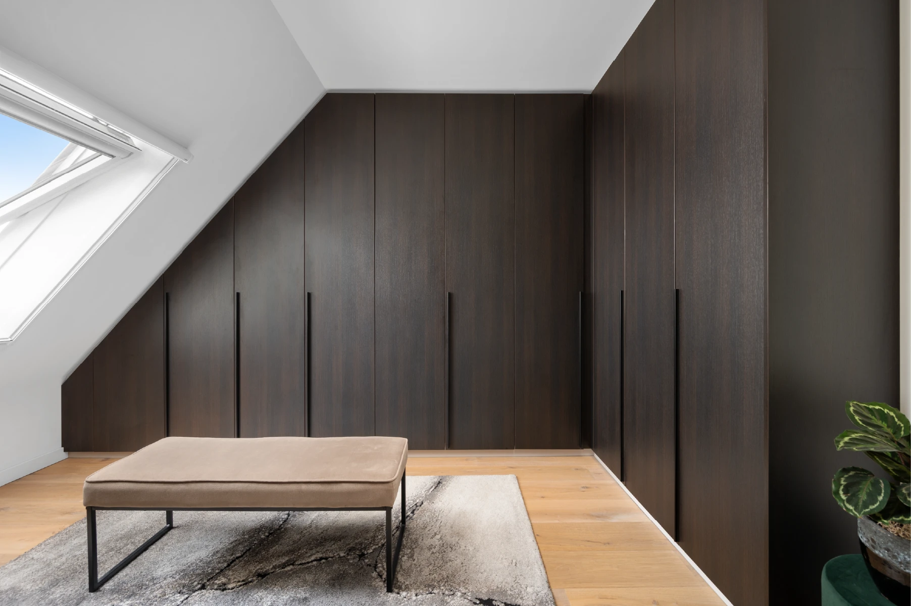 Hotel chique slaapkamer met luxe bed en inloopkast
