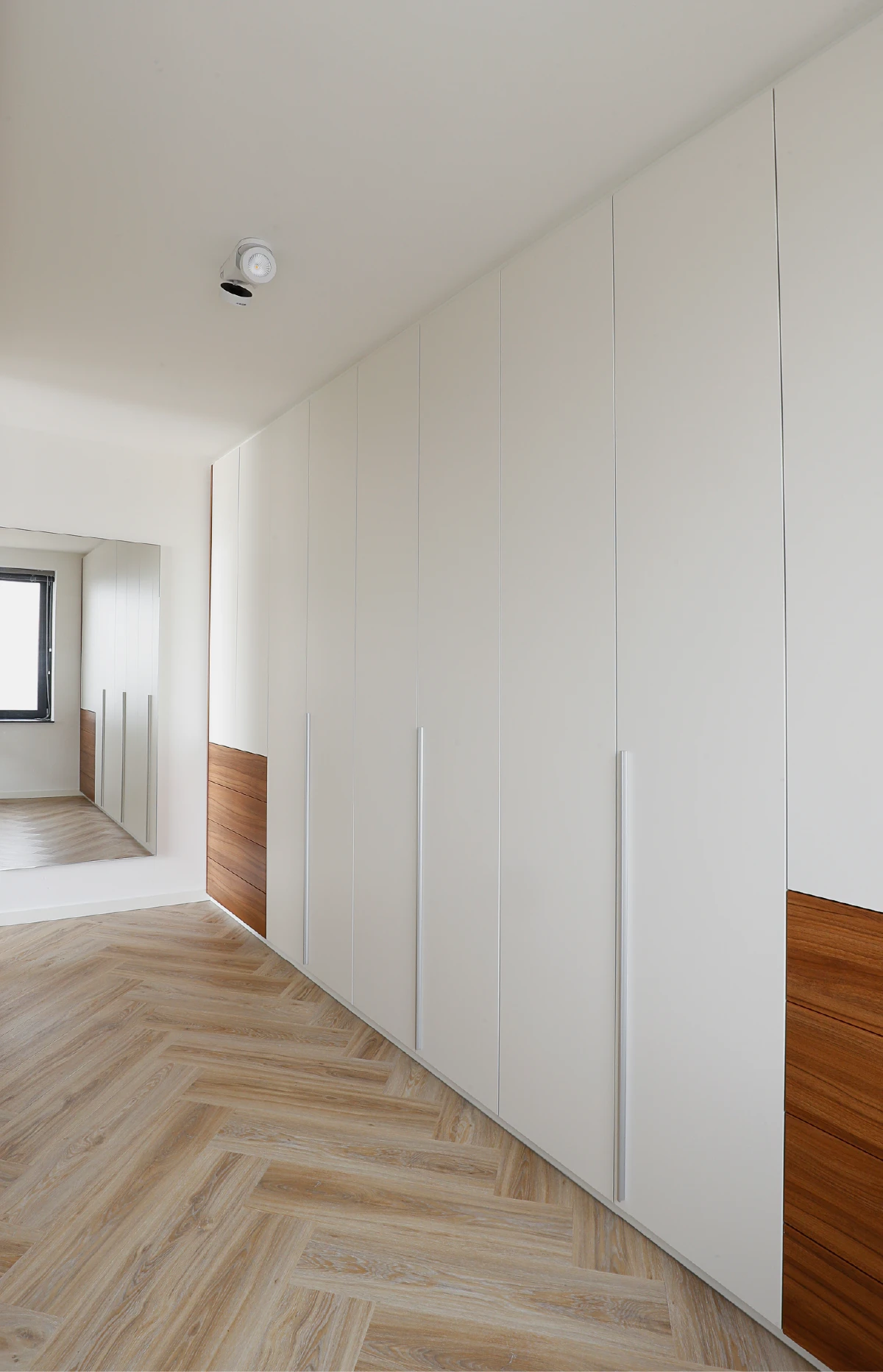 Slaapkamer met inloopkast achter bed