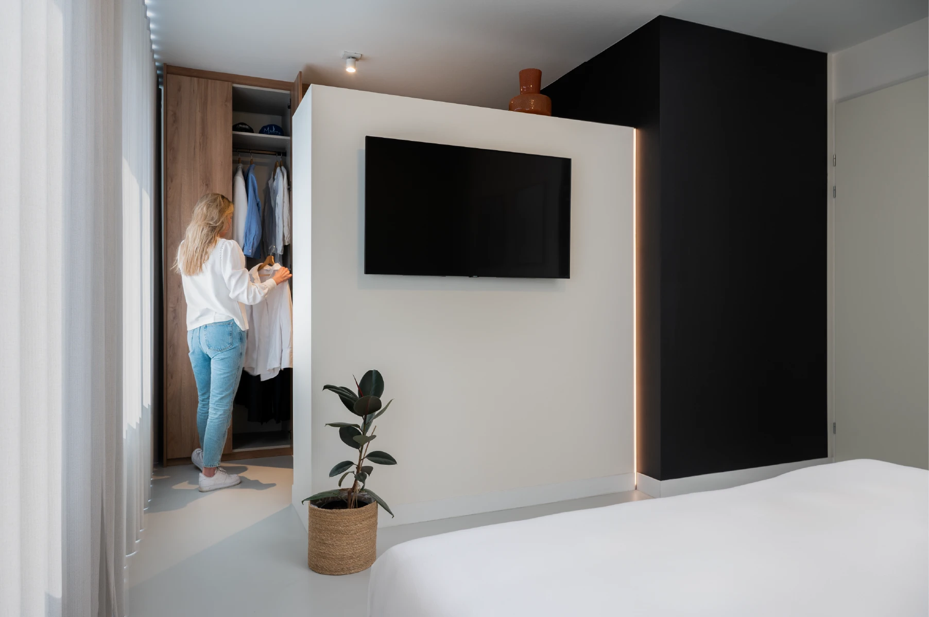 Moderne slaapkamer met inloopkast achter tussenwand
