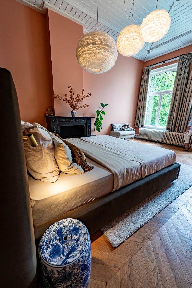 Het design bed vanaf de zijkant, in de karaktervolle kamer