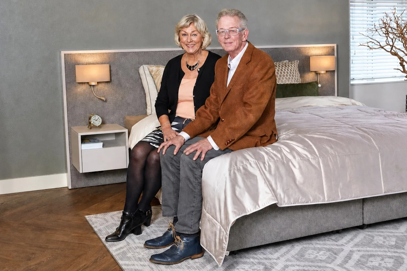Marja en Robert op hun bed van De Suite met FPS-technologie