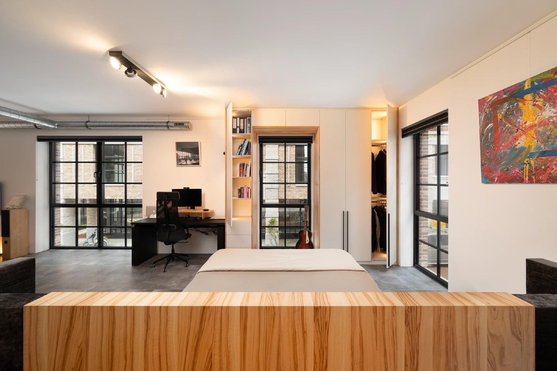 Loft slaapkamer met houten design bed
